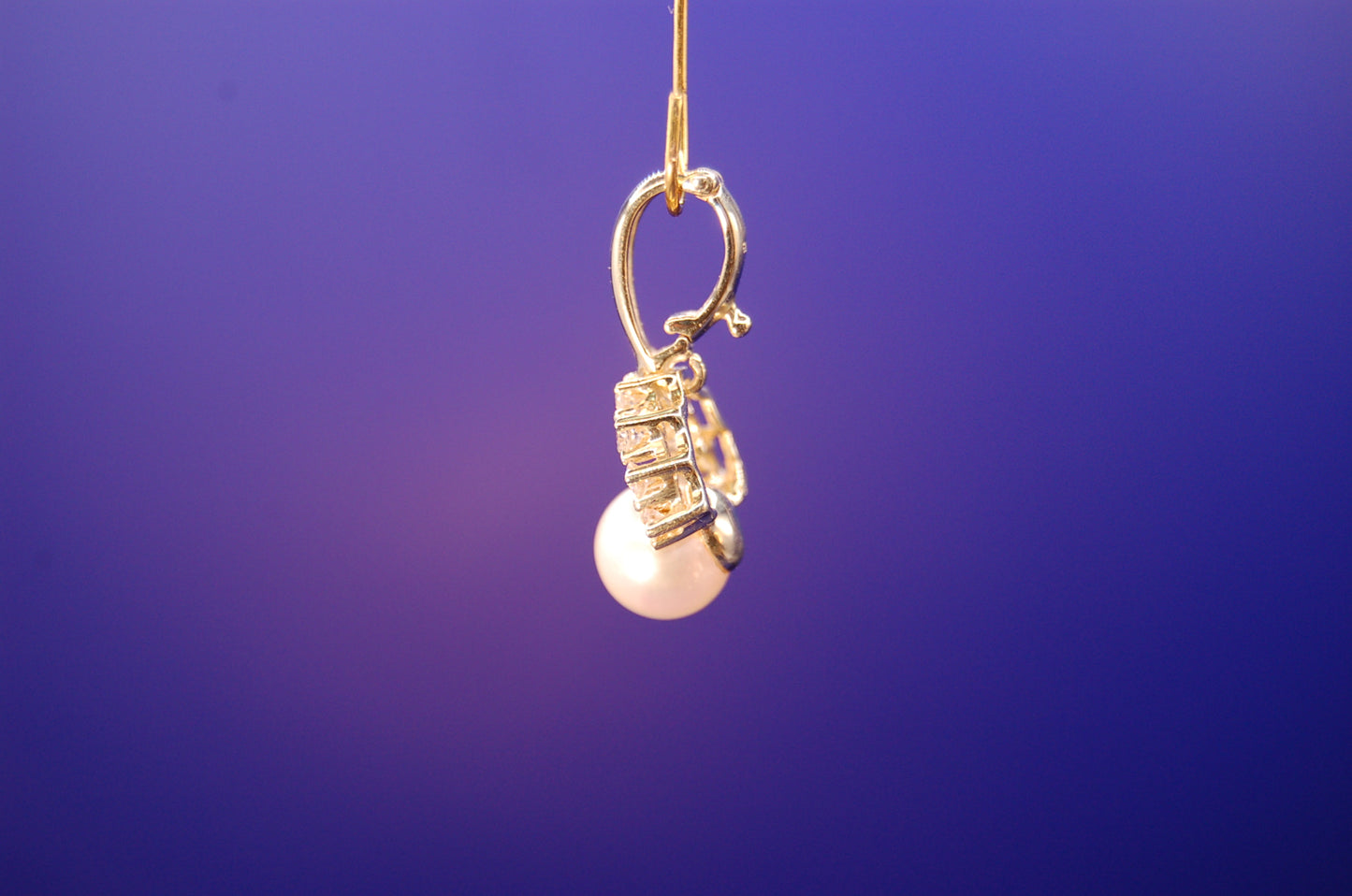 585er Gelbgold Anhänger mit Süßwasserperle - Seitenansicht des eleganten Designs