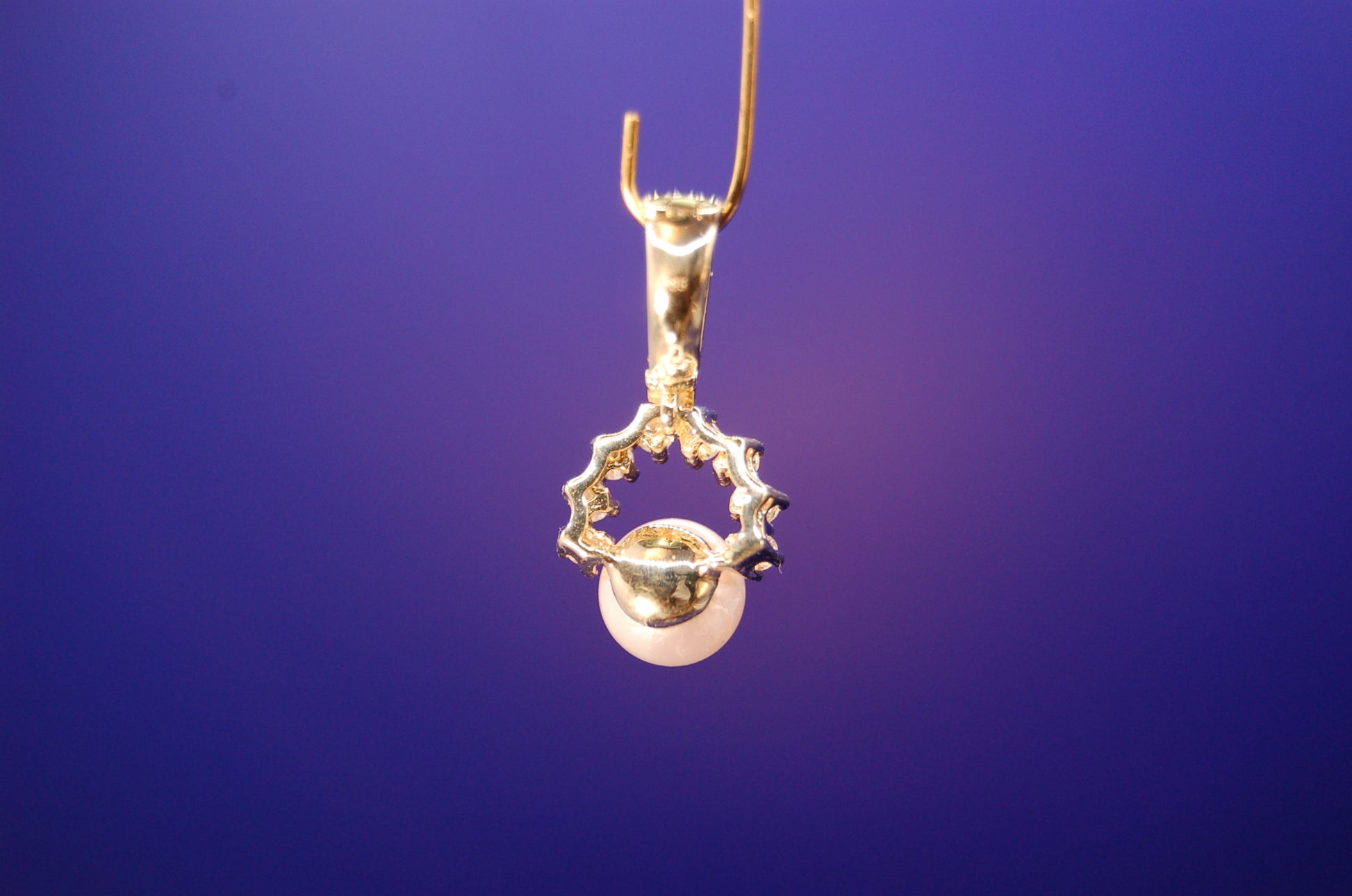 Exquisiter Perlen-Anhänger in Gold - Nahaufnahme der edlen Verarbeitung