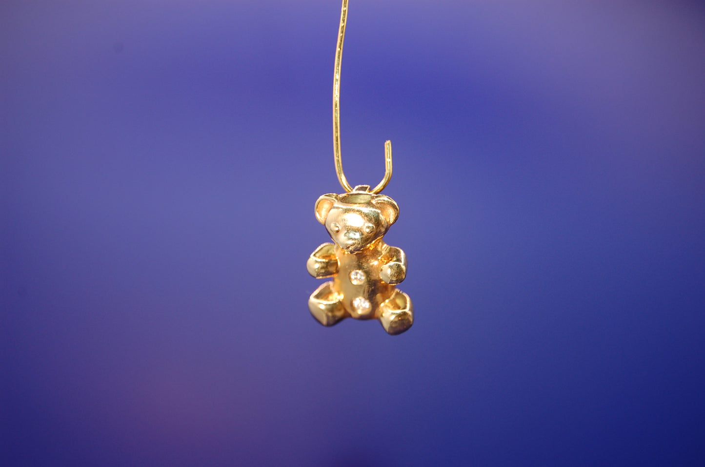 Bär-Anhänger aus 585 Gelbgold mit Diamanten - Frontansicht des niedlichen Schmuckstücks