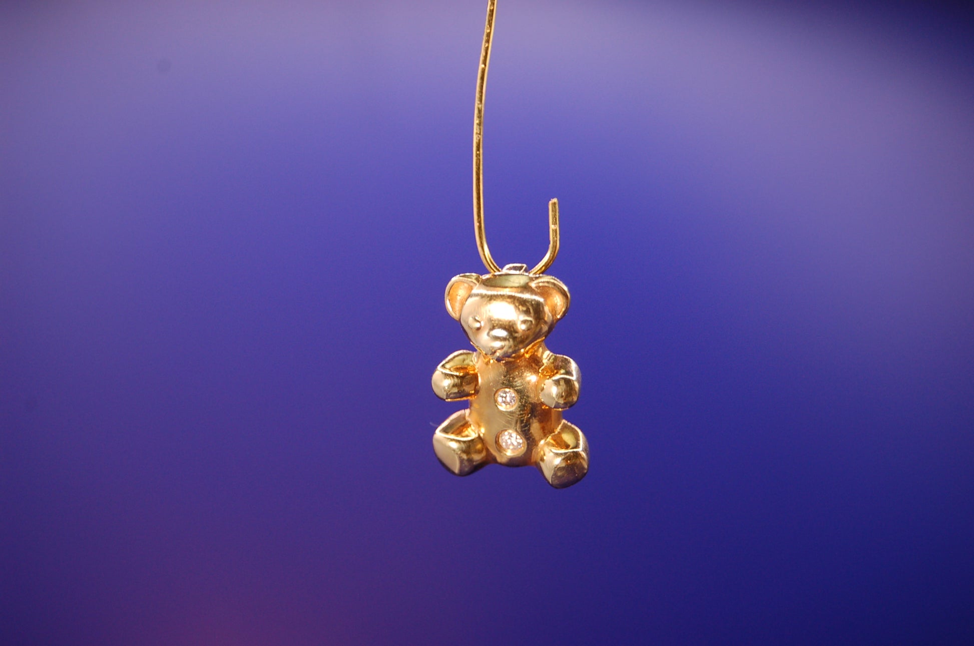 Goldener Bär-Anhänger 14 Karat mit Diamanten - Detailaufnahme der funkelnden Steine