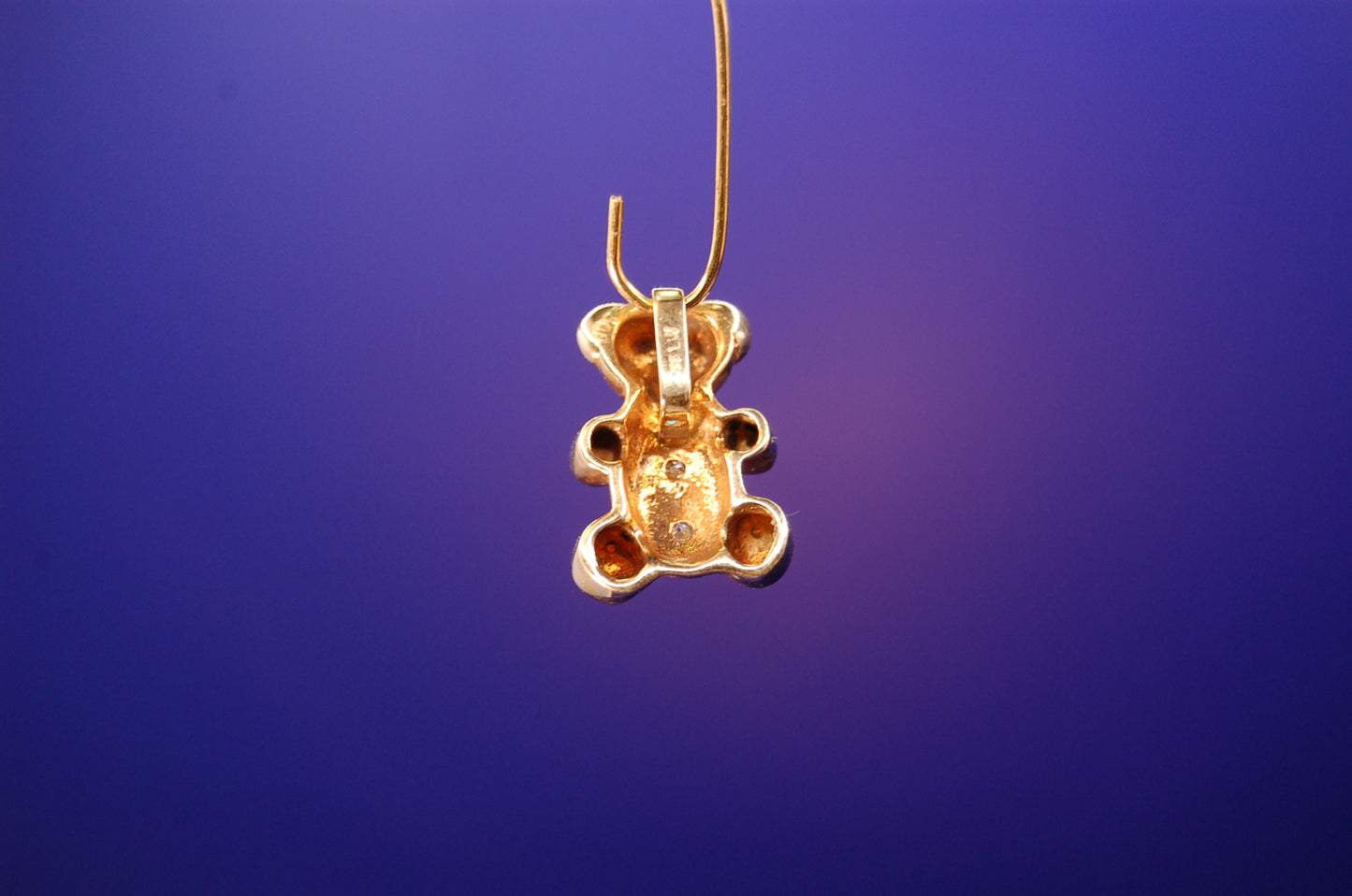 585er Gelbgold Bär-Anhänger mit Brillanten - Nahaufnahme des liebevollen Designs
