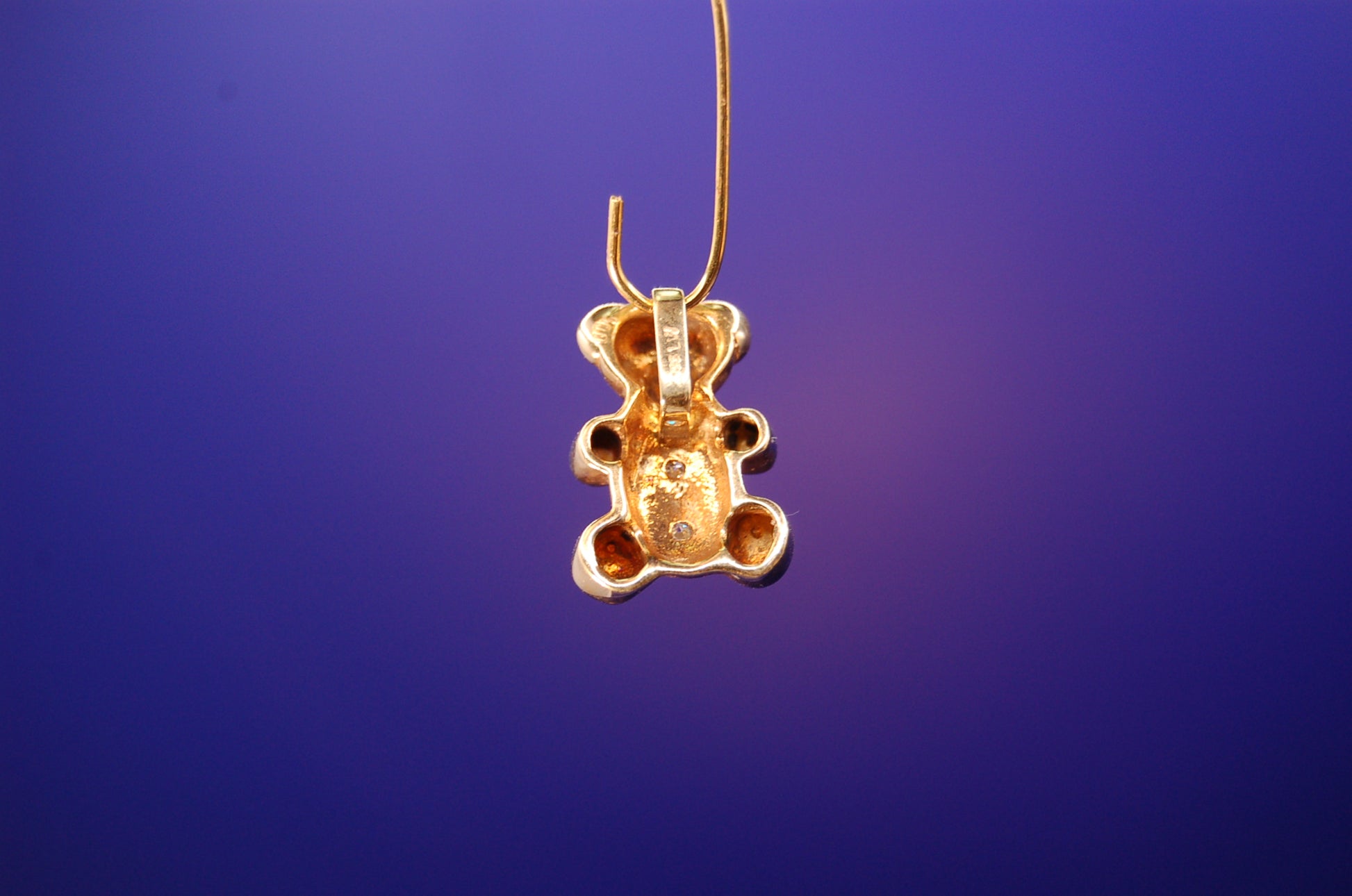585er Gelbgold Bär-Anhänger mit Brillanten - Nahaufnahme des liebevollen Designs