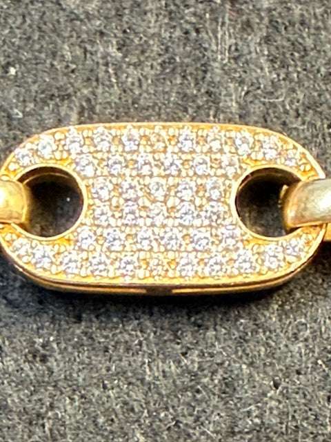 14 Karat Goldkette mit Zirkonia von Juwelier Alen, eleganter Schmuck mit funkelnden Steinen, sichtbare goldene Kette mit Zirkonia.