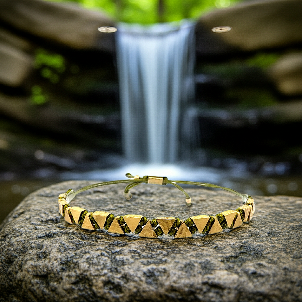 Geometrisches Dreiecks-Armband "Terra" | Gold & Olivgrün | Verstellbar