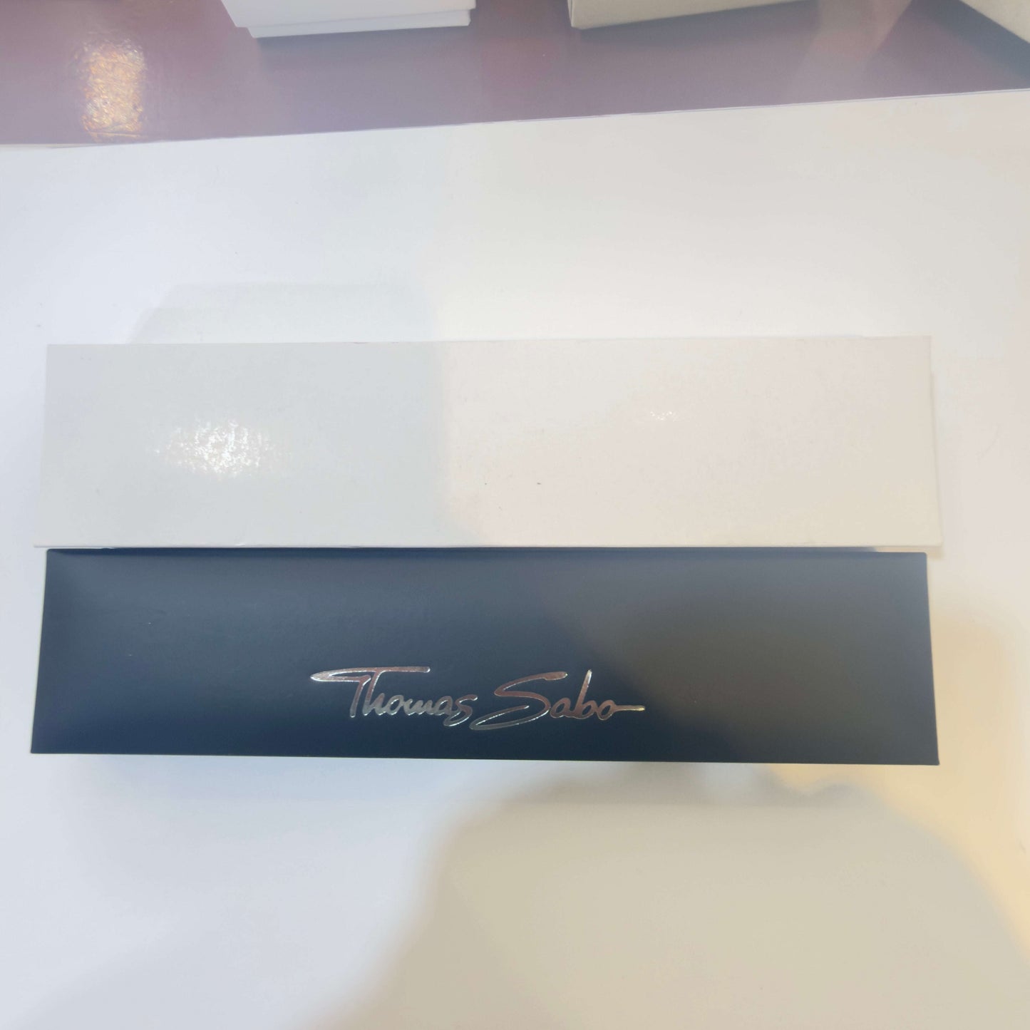 Unbenutzte Thomas Sabo Uhrenbox, elegantes Zubehör für Uhrenaufbewahrung, gefaltet und offen sichtbar.