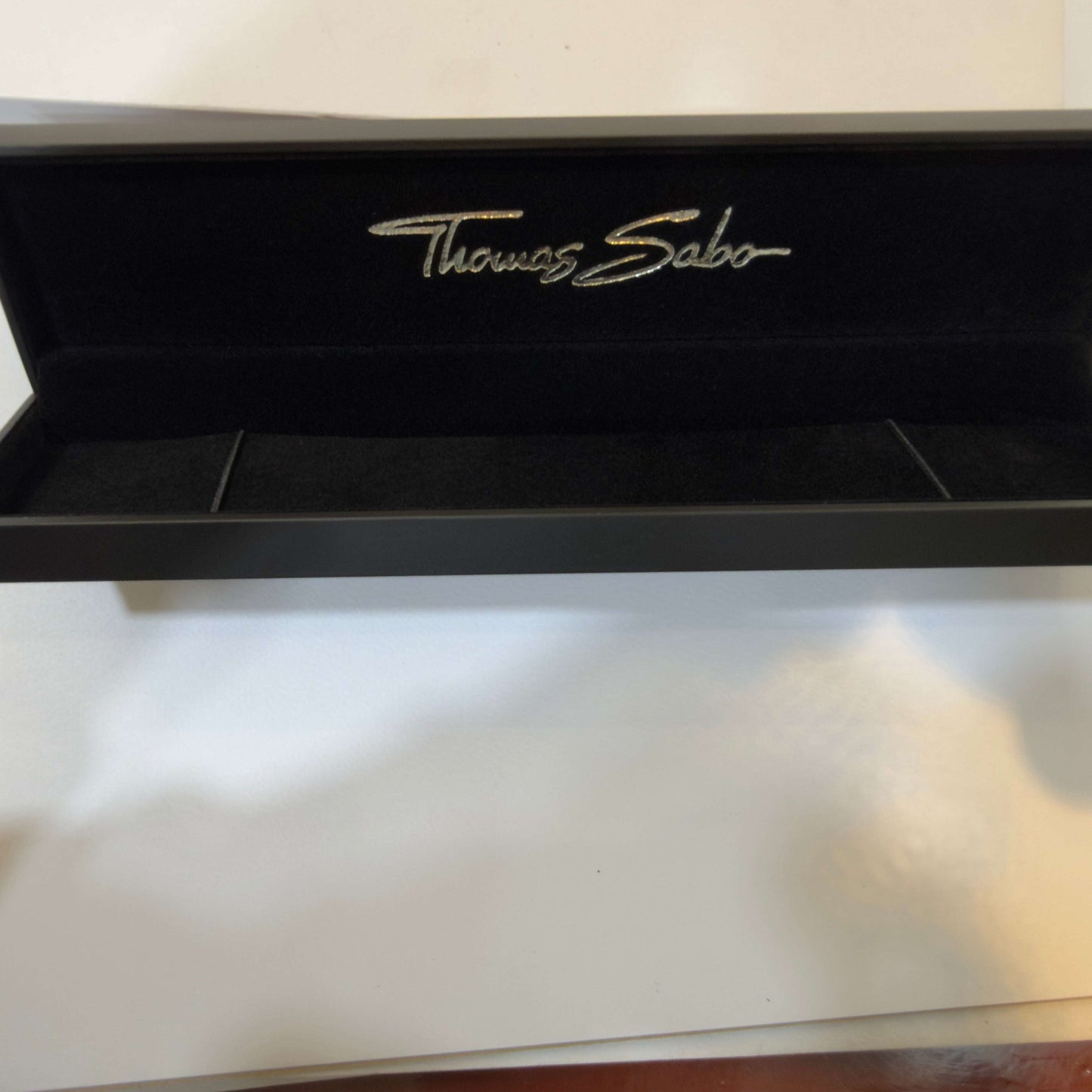 Offene Thomas Sabo Uhrenbox von Juwelier Alen, elegantes Zubehör für Uhrenaufbewahrung, unbenutzt und neu.