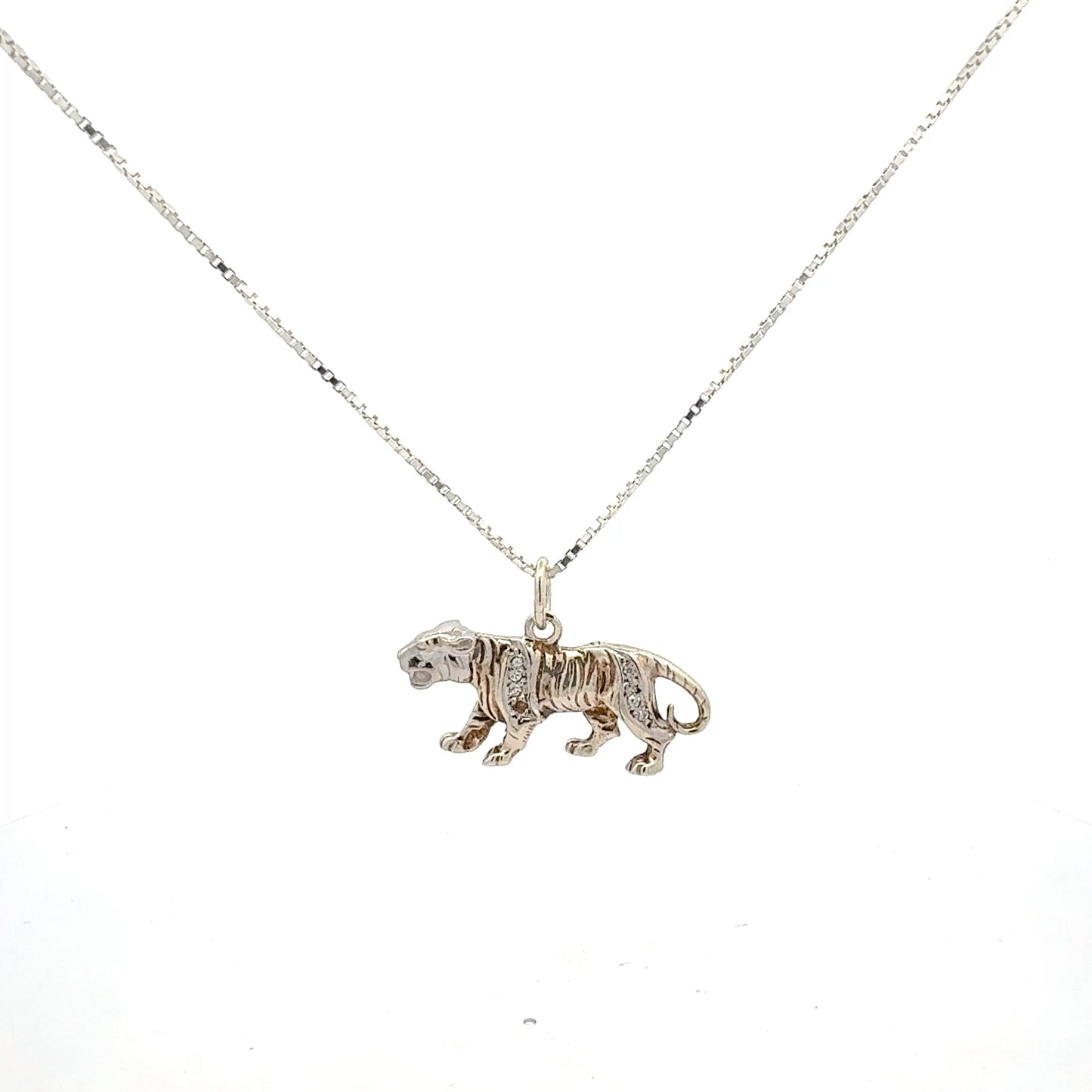 Tiger-Anhänger aus 925 Silber vergoldet - Detailansicht der Zirkonia-Steine