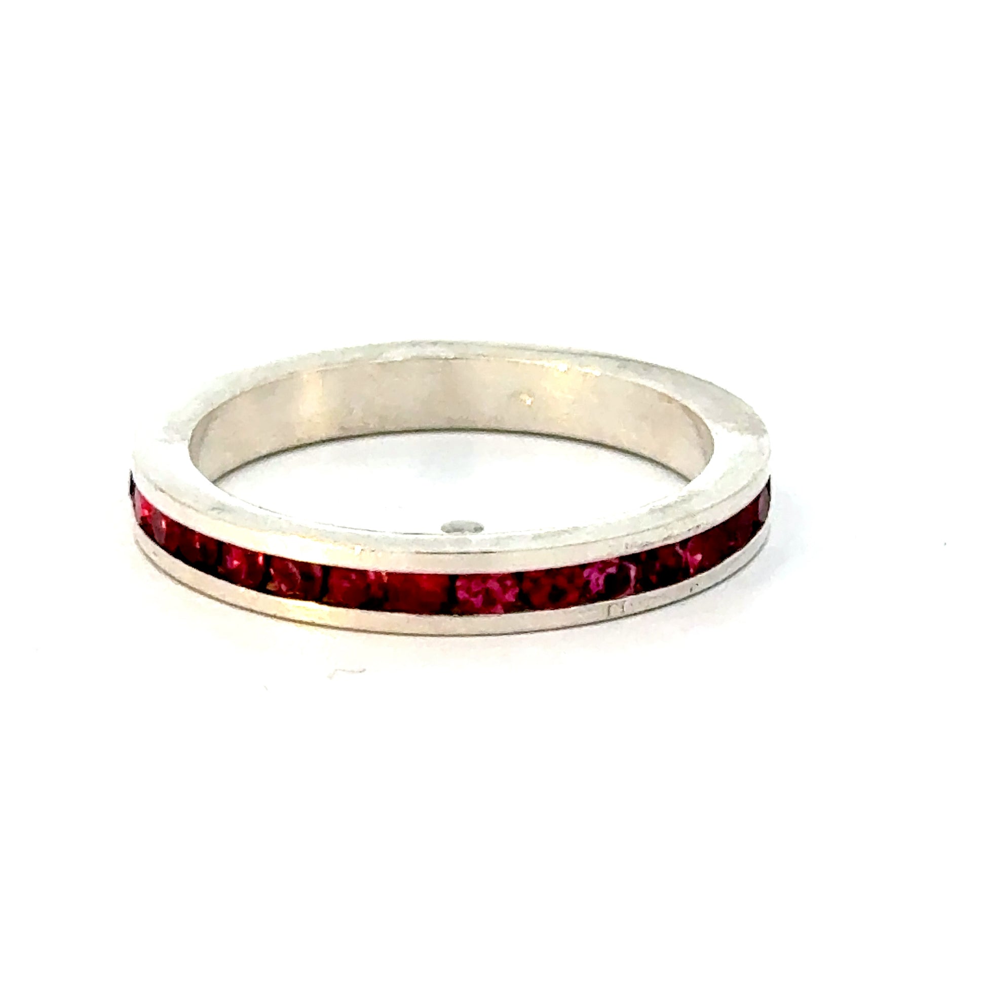 Nahaufnahme der funkelnden Steinbesatz auf 925 Sterlingsilber Ring