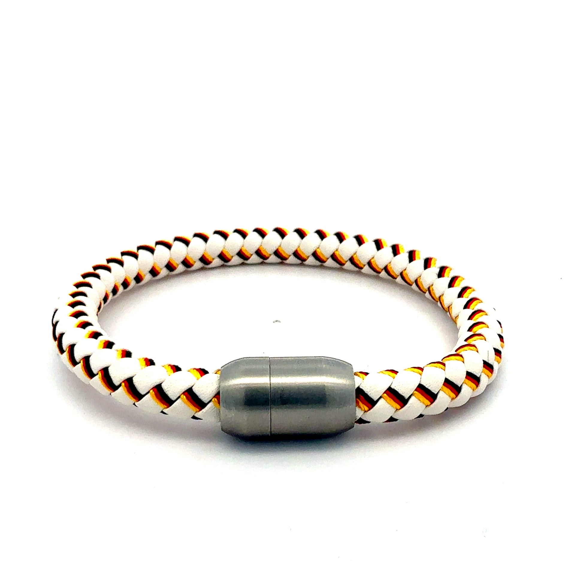 Deutschland Armband Schwarz-Rot-Gold am Handgelenk getragen