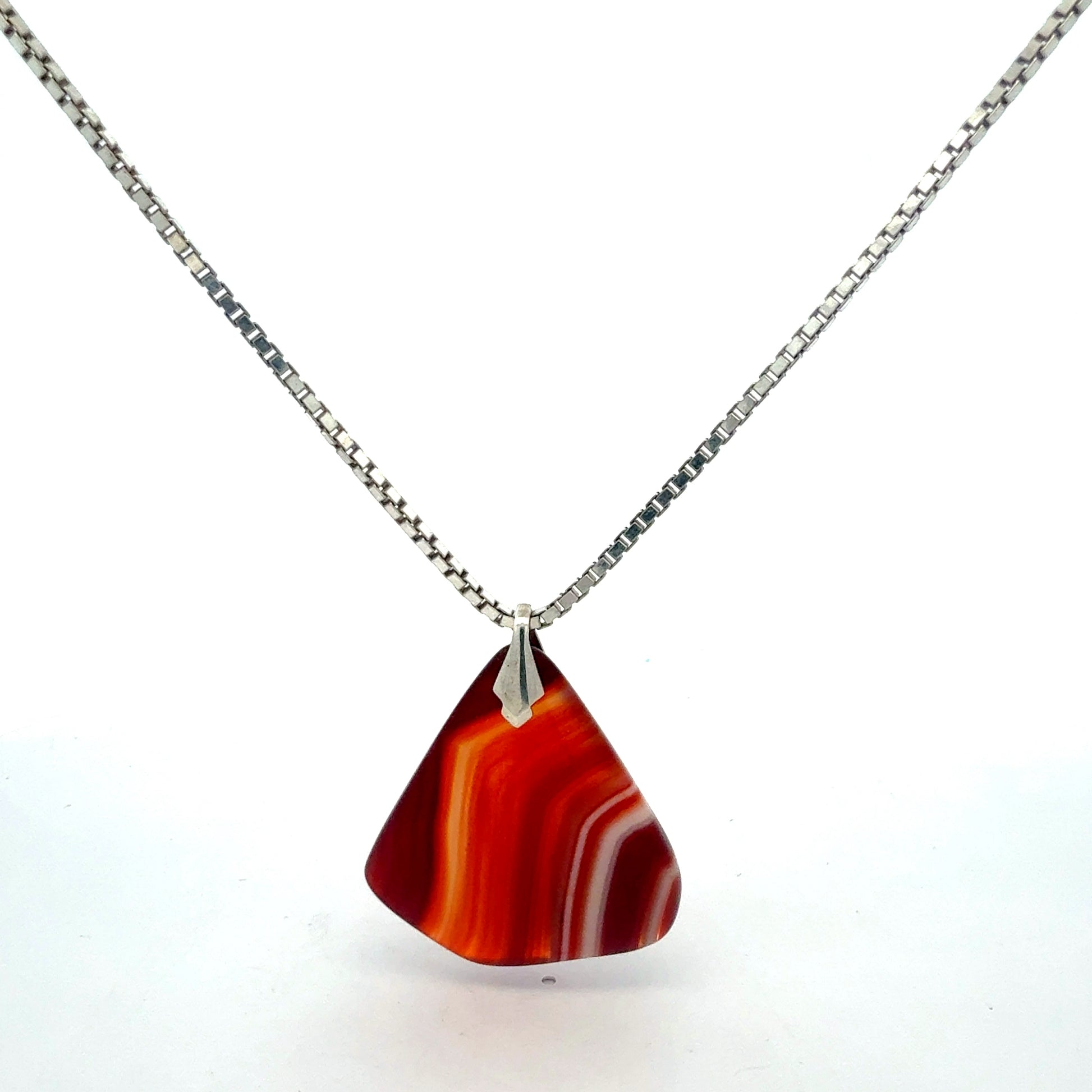 Naturstein-Anhänger an Silberkette - Nahaufnahme