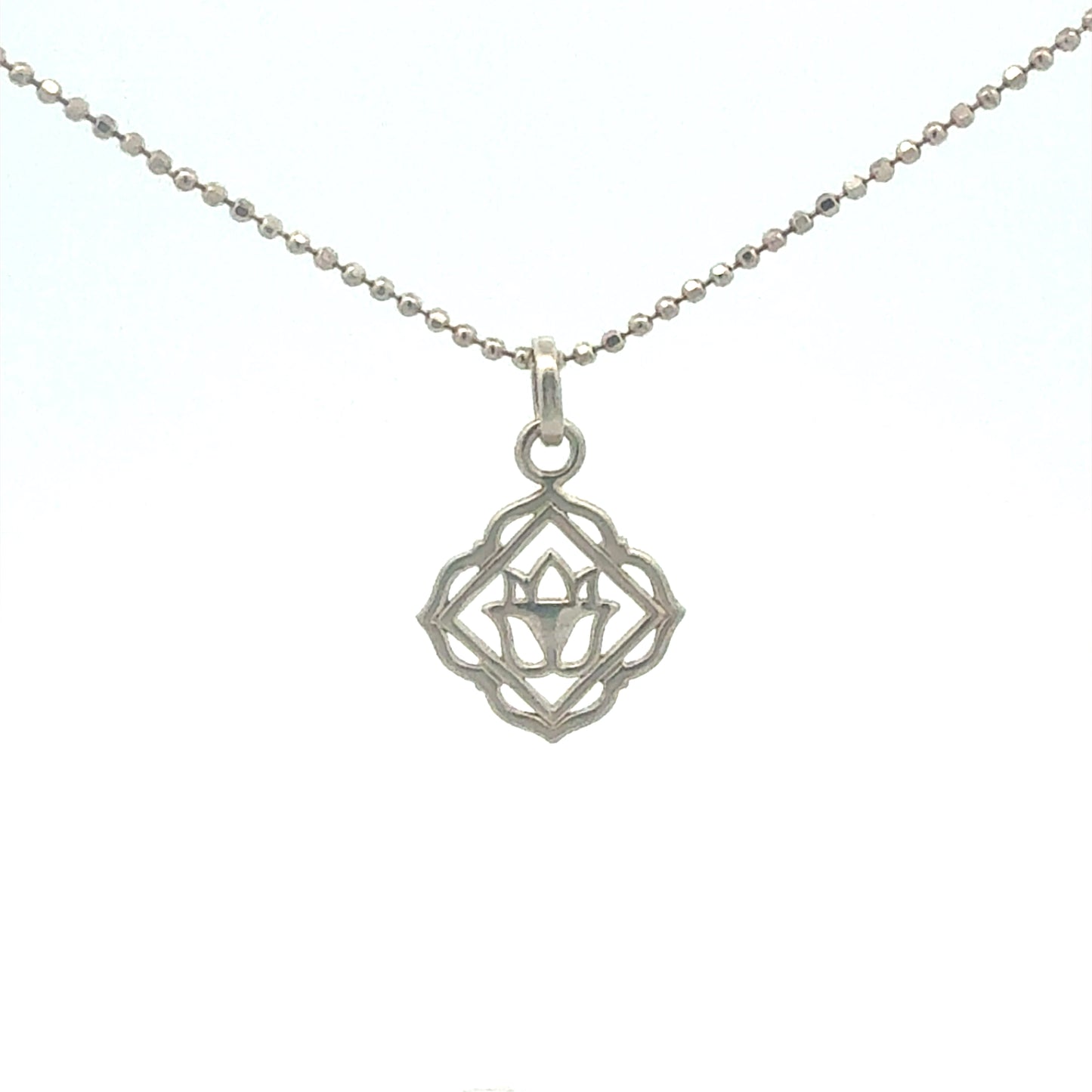 Silberkette 925 mit Muladhara Chakra Anhänger - Detailansicht des Wurzelchakra-Symbols