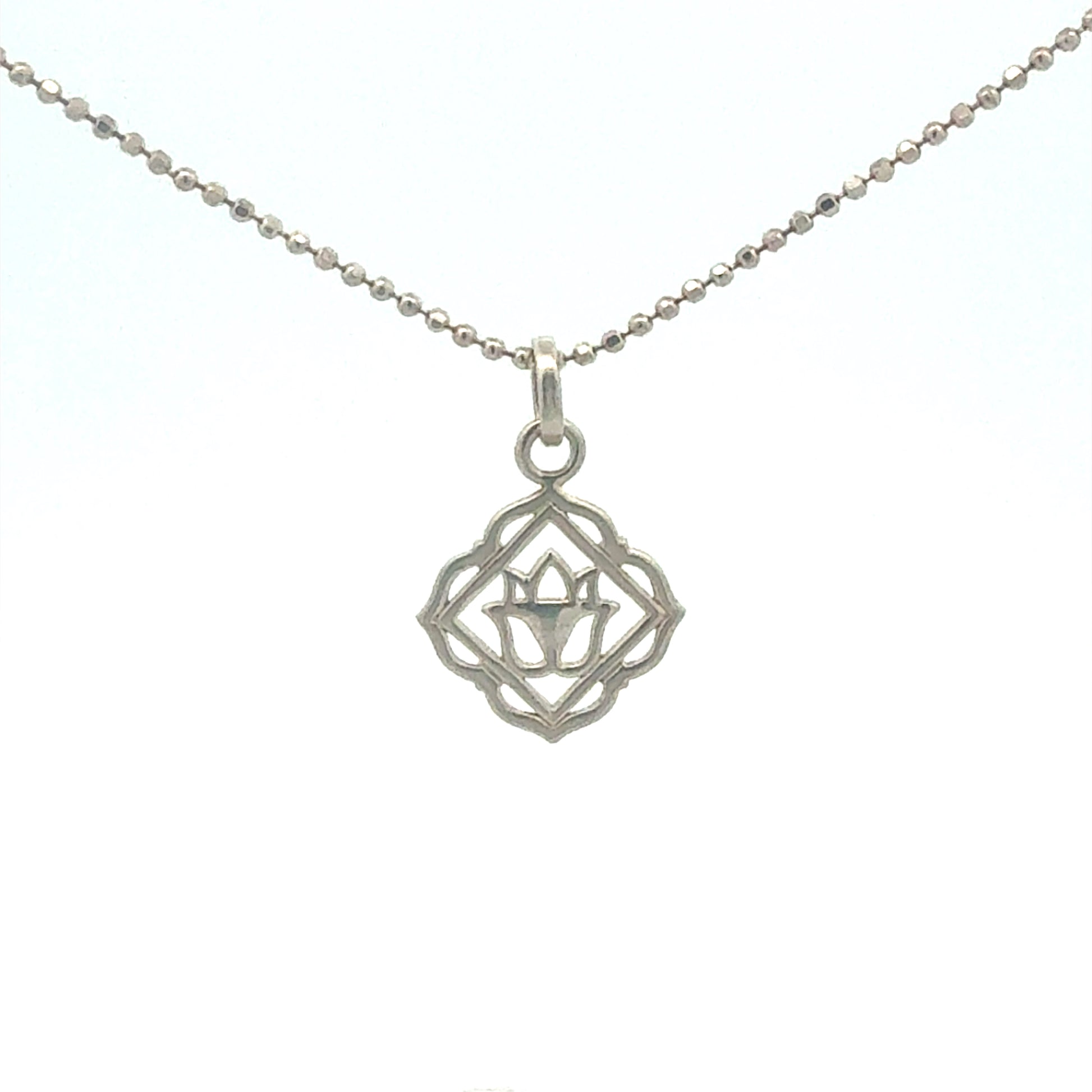 Silberkette 925 mit Muladhara Chakra Anhänger - Detailansicht des Wurzelchakra-Symbols