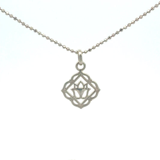 Silberkette 925 mit Muladhara Chakra Anhänger - Detailansicht des Wurzelchakra-Symbols