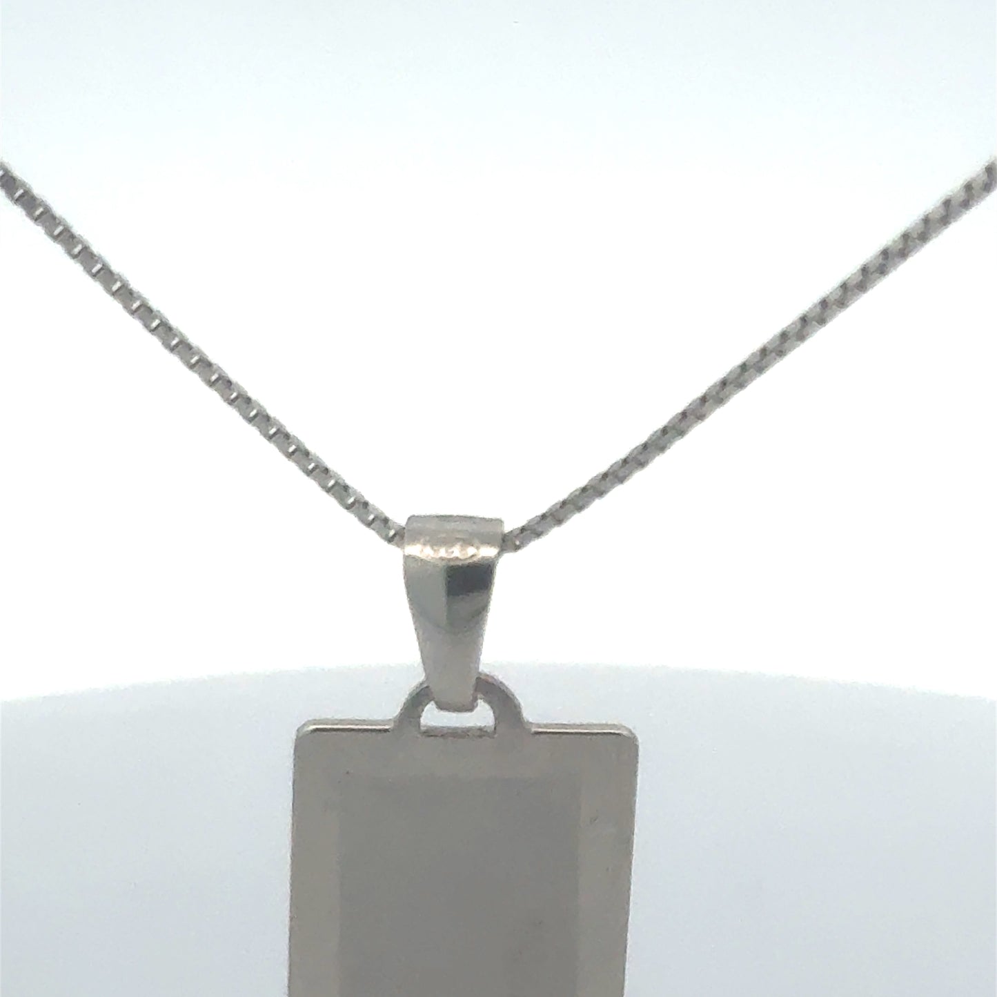 925 Silberkette mit Plättchen-Anhänger – Detailaufnahme