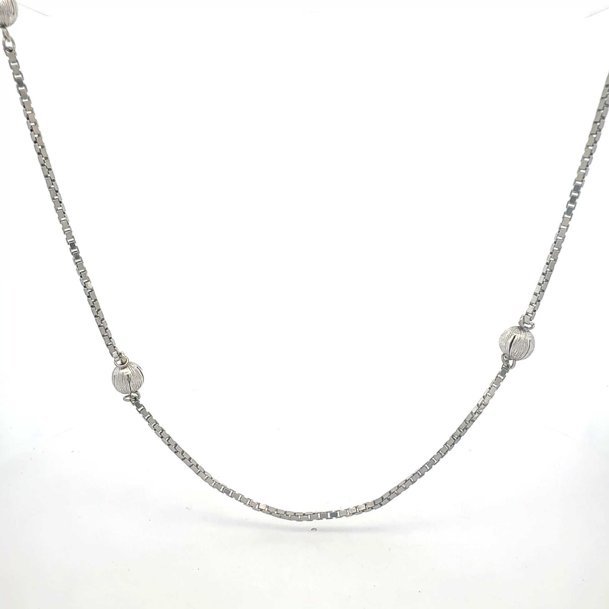 Lange Silberkette 80cm mit Kugeln - Seitenansicht
