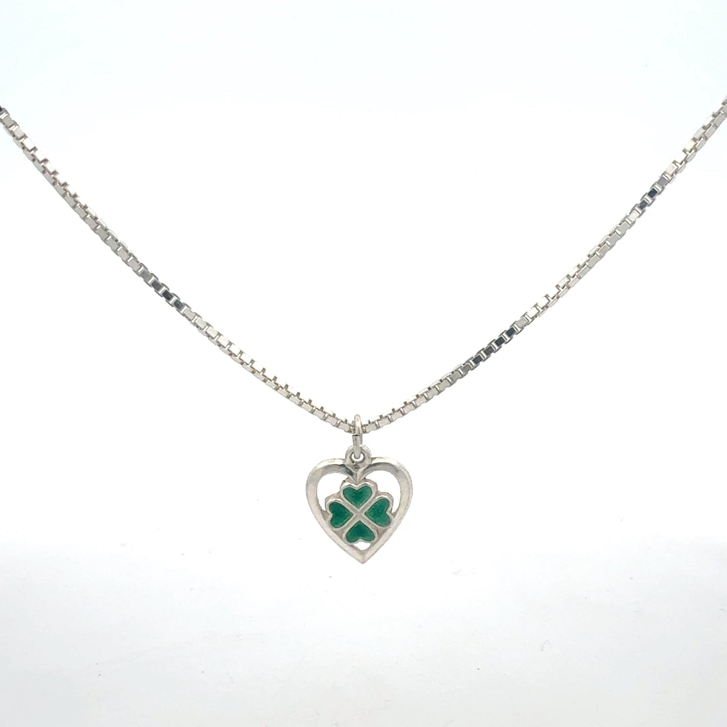 Herz-Anhänger Silberkette 45 cm - Nahaufnahme grüner Kleeblatt