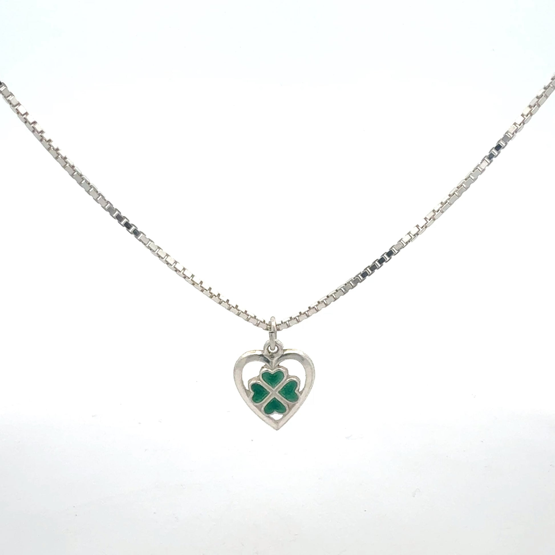 Herz-Anhänger Silberkette 45 cm - Nahaufnahme grüner Kleeblatt