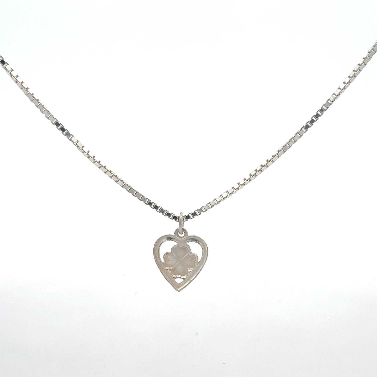 Sterling Silber Damenkette mit Herzanhänger - Detailaufnahme