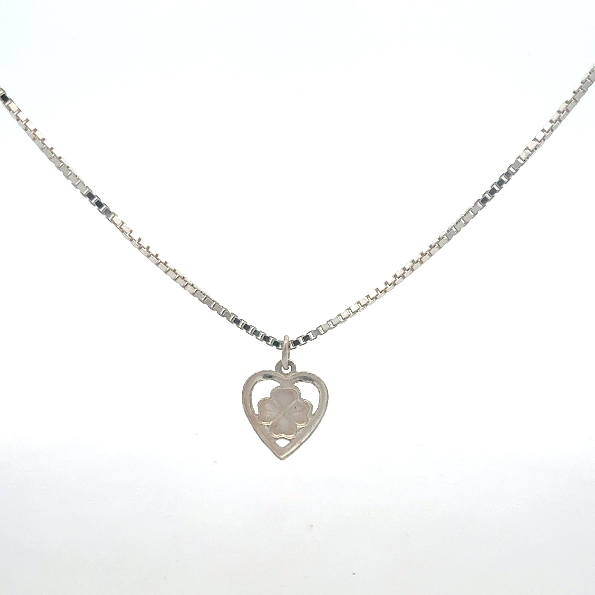 Sterling Silber Damenkette mit Herzanhänger - Detailaufnahme