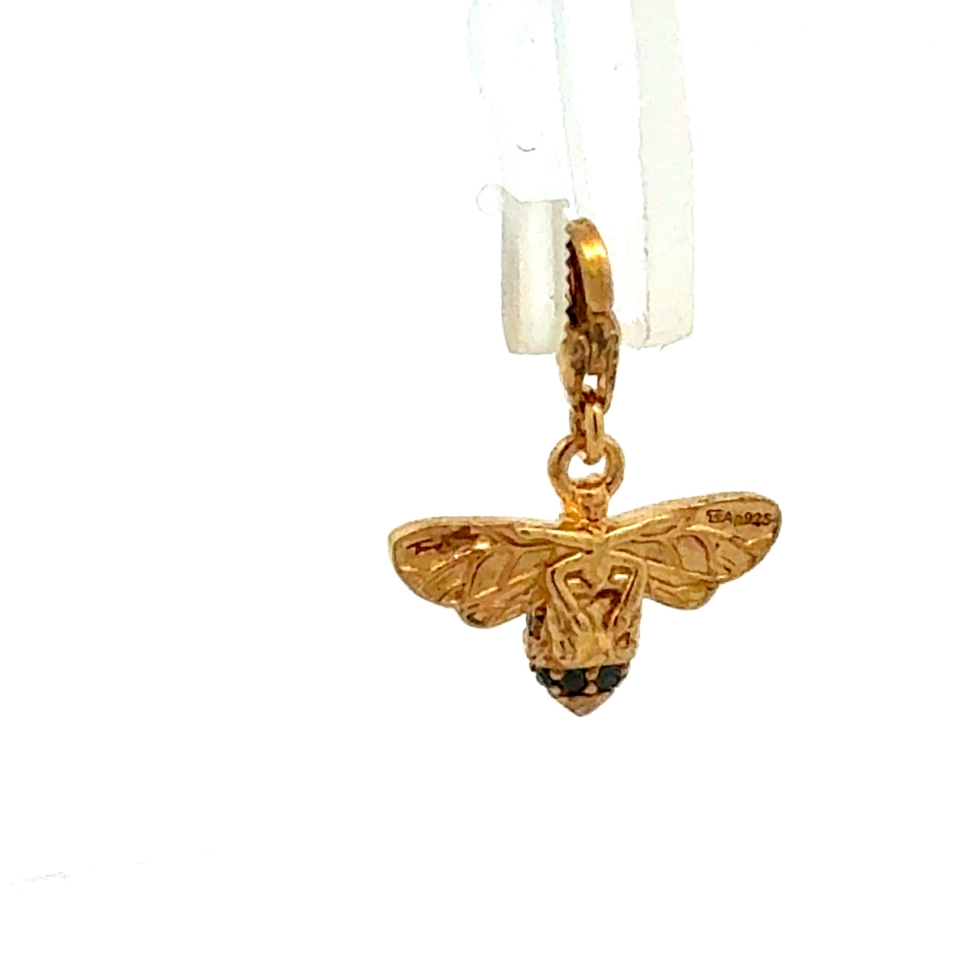 Rückseite des vergoldeten Bienen-Anhängers mit detaillierter Flügelstruktur und Onyx