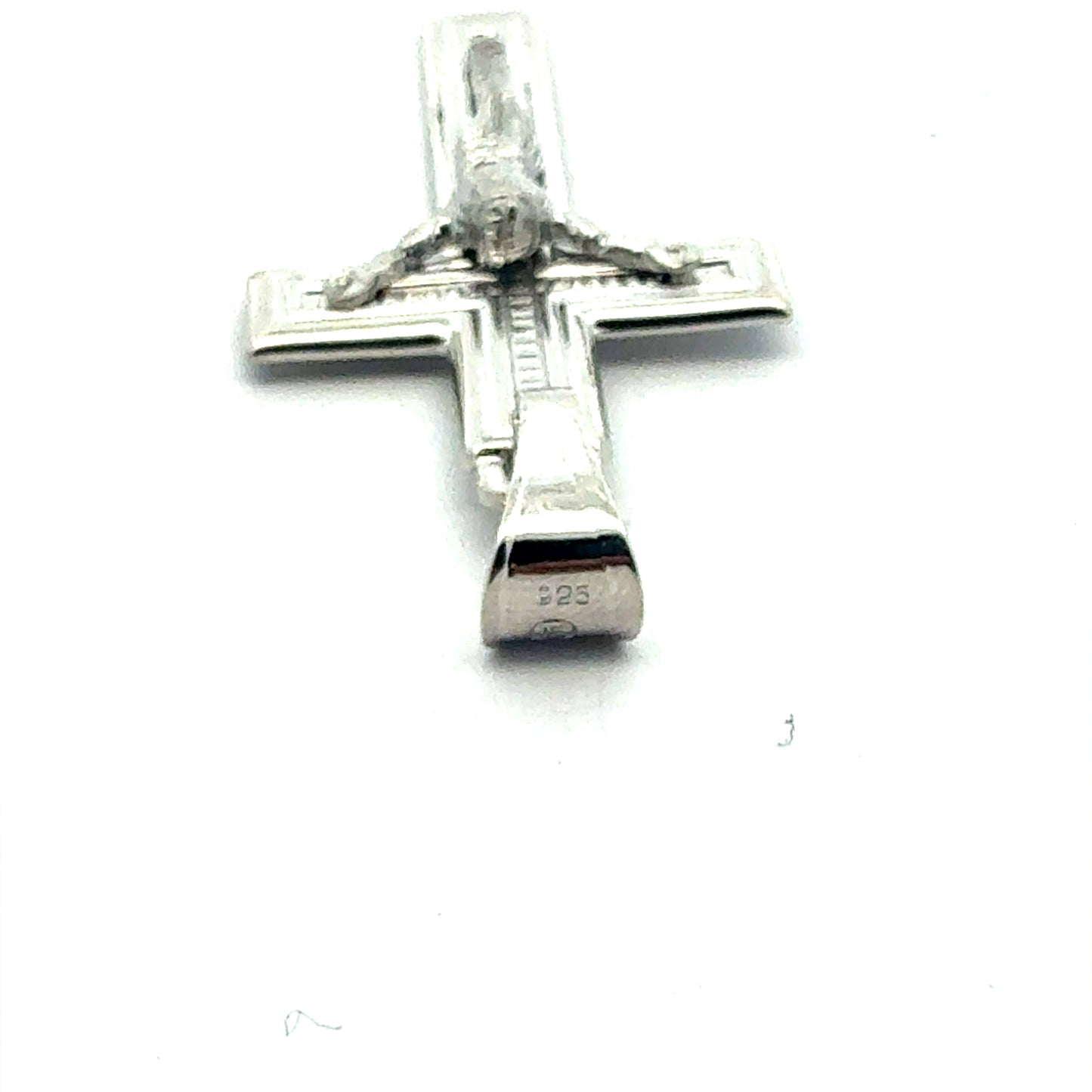 Nahaufnahme Kreuz Anhänger Silber 925 mit sichtbarer Oberflächenstruktur und Glanz