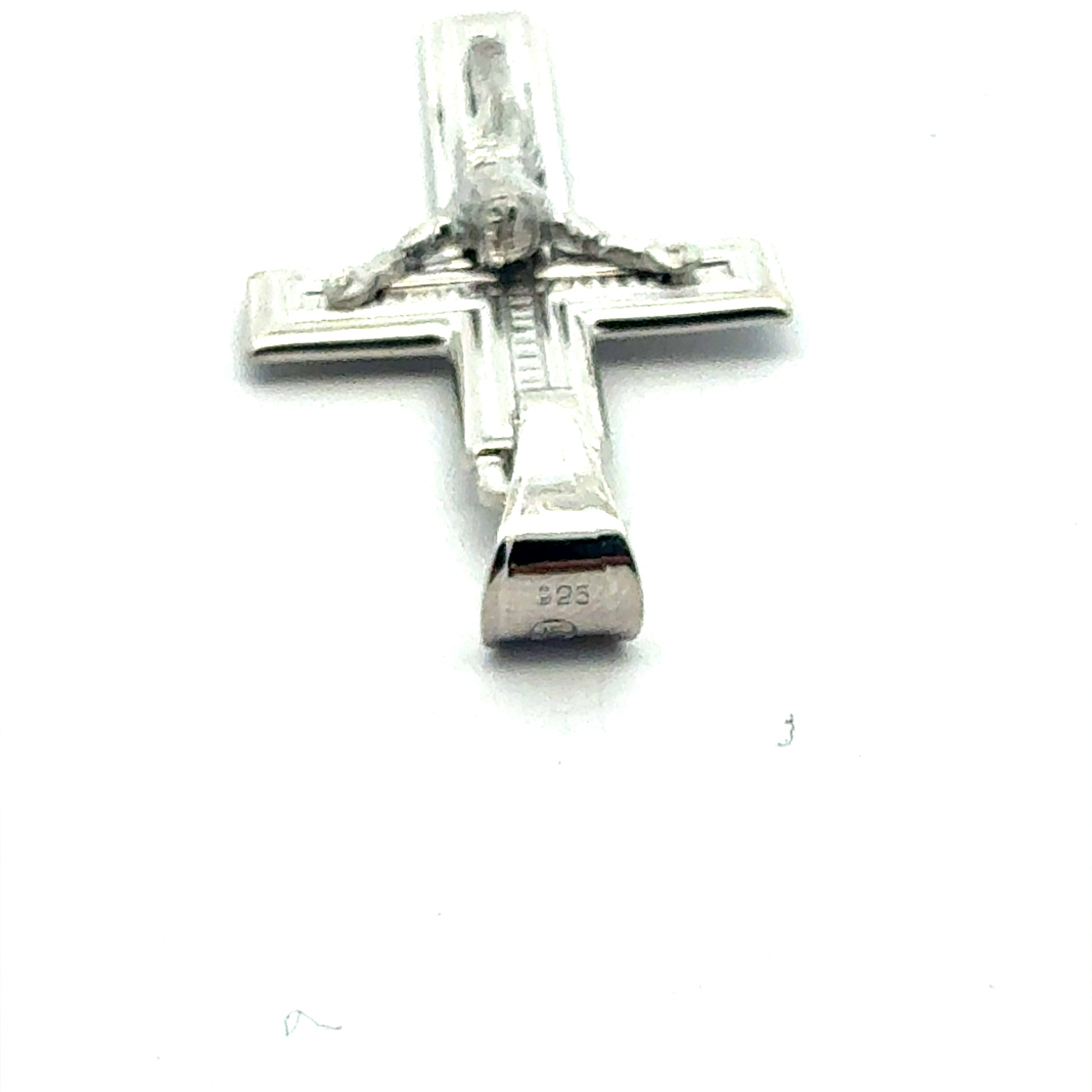 Nahaufnahme Kreuz Anhänger Silber 925 mit sichtbarer Oberflächenstruktur und Glanz