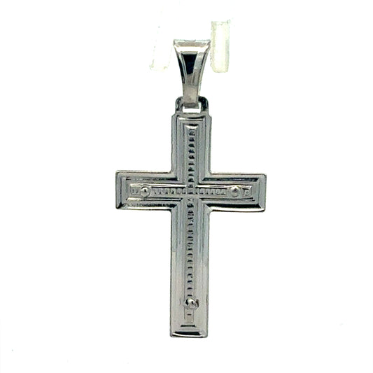 Kreuz Anhänger aus 925 Sterlingsilber, 3,38 Gramm, frontal fotografiert auf weißem Hintergrund