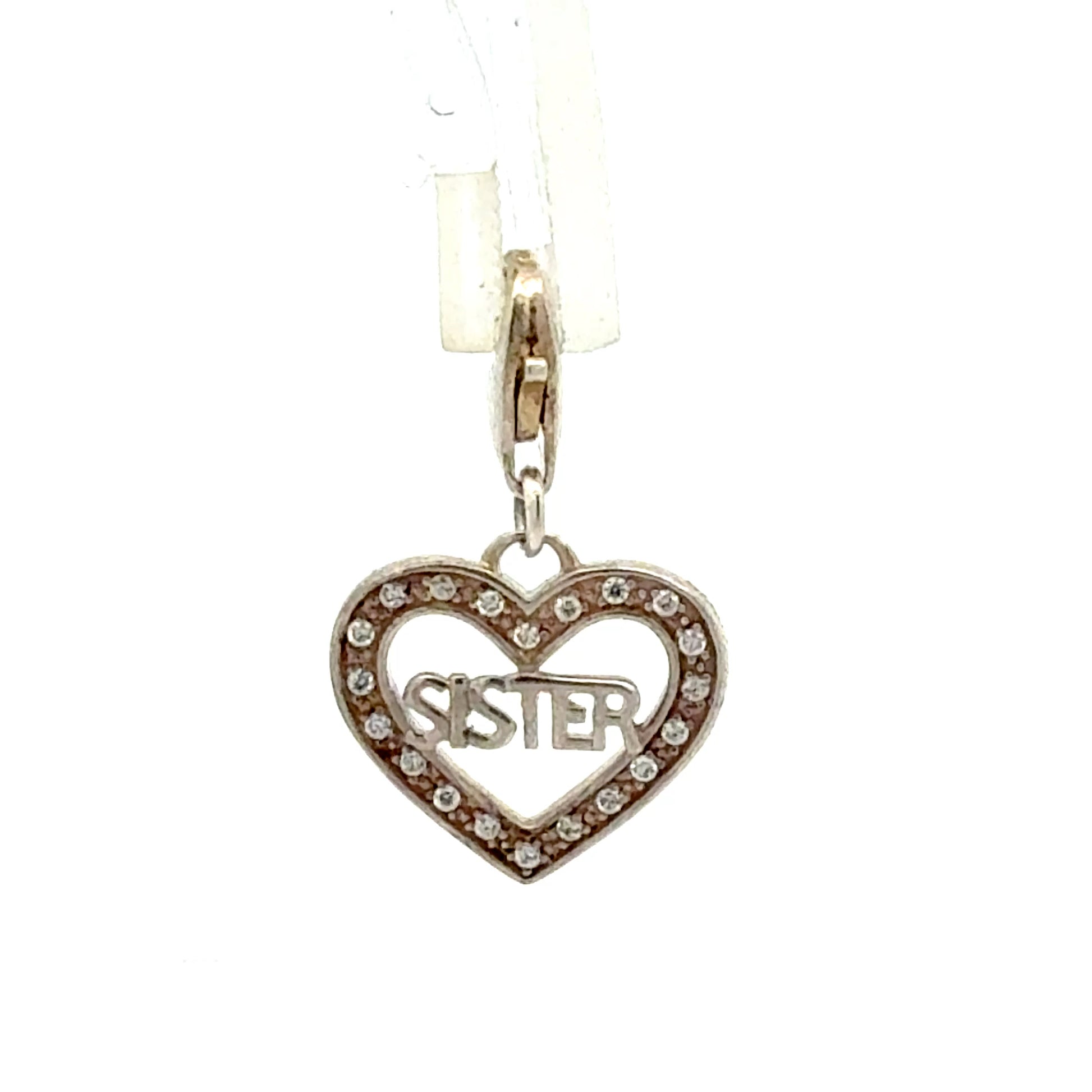 925er Silberanhänger Herz Sister mit Zirkonia - Detailansicht der Gravur und Steine