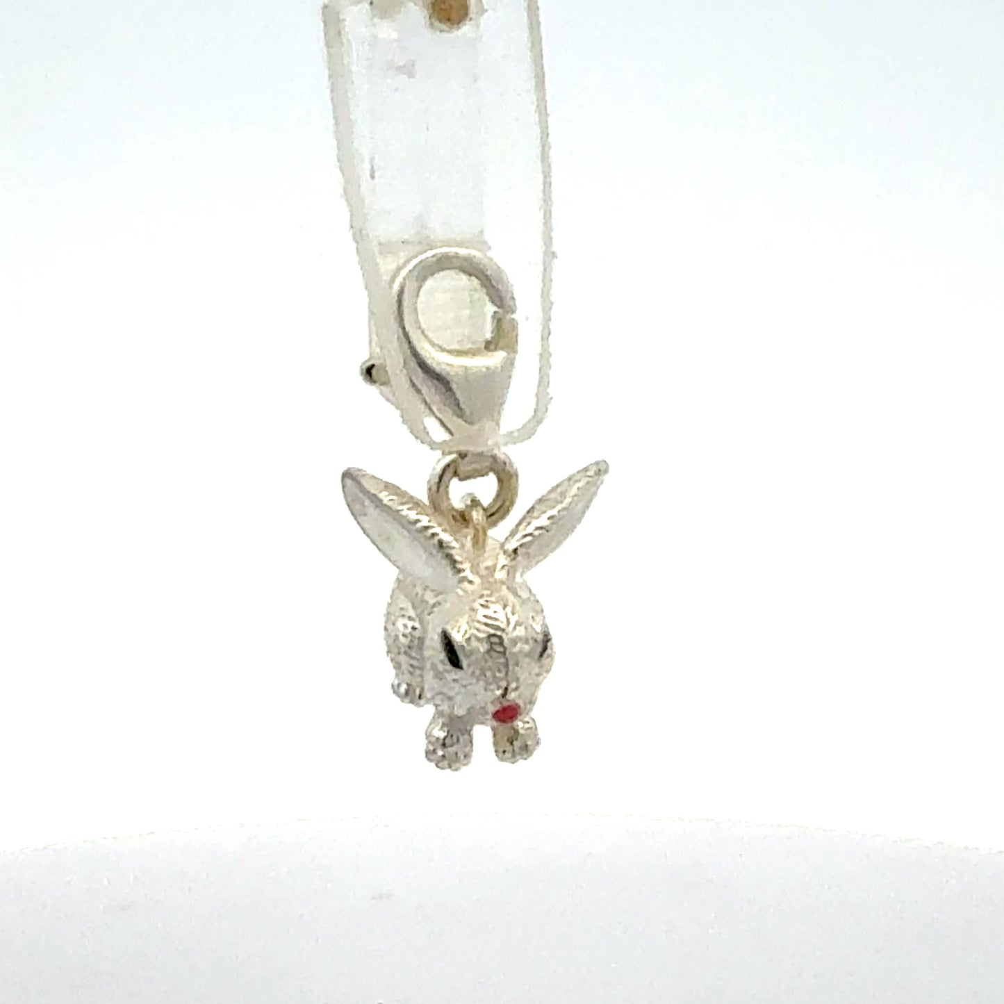 Hasenanhänger 925 Silber mit Steinen - Alternative Perspektive des niedlichen Schmuckstücks