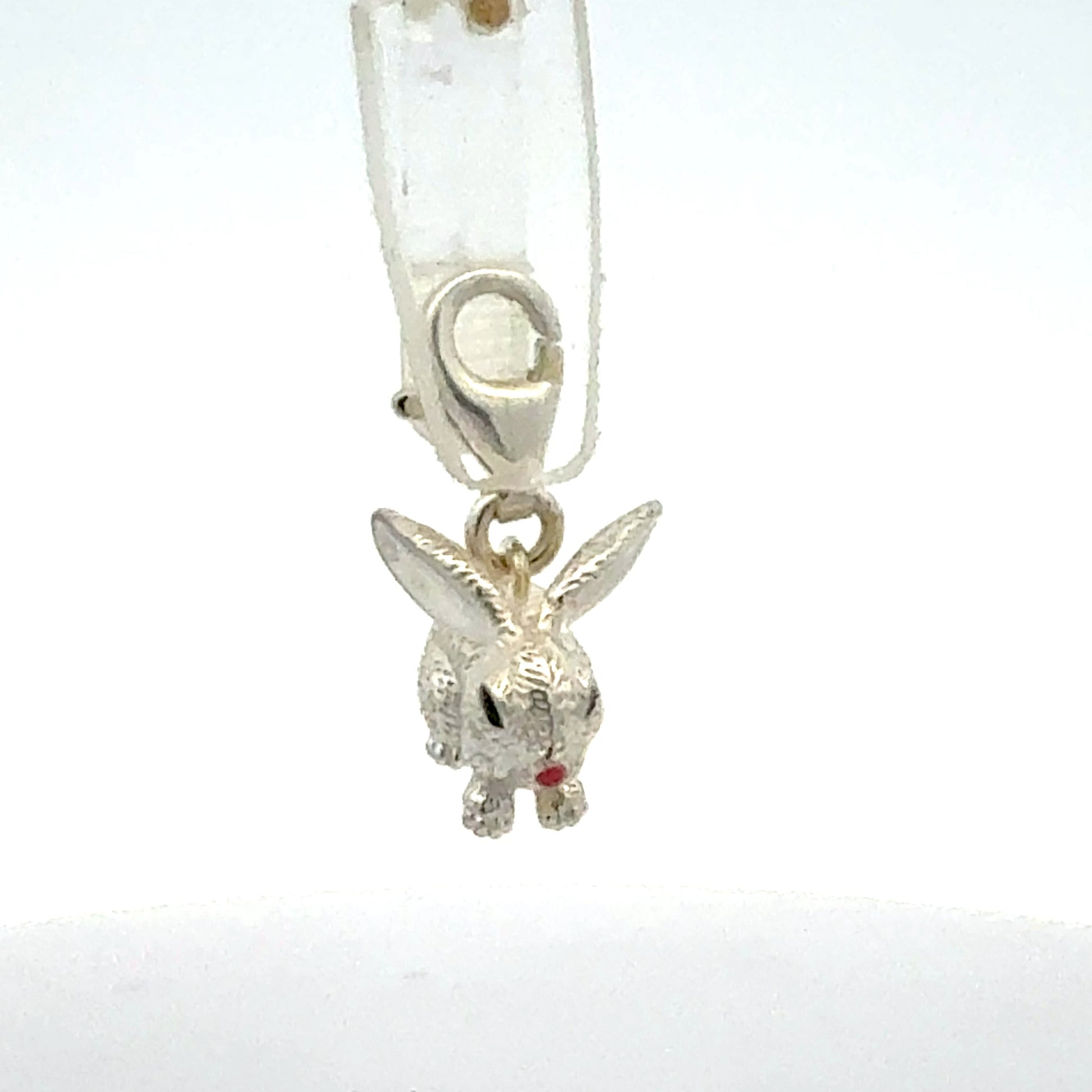 Hasenanhänger 925 Silber mit Steinen - Alternative Perspektive des niedlichen Schmuckstücks
