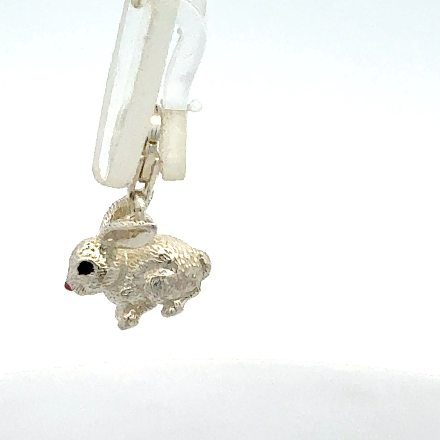 Echtsilber Anhänger Hase Tiermotiv - Nahaufnahme der verspielten Details