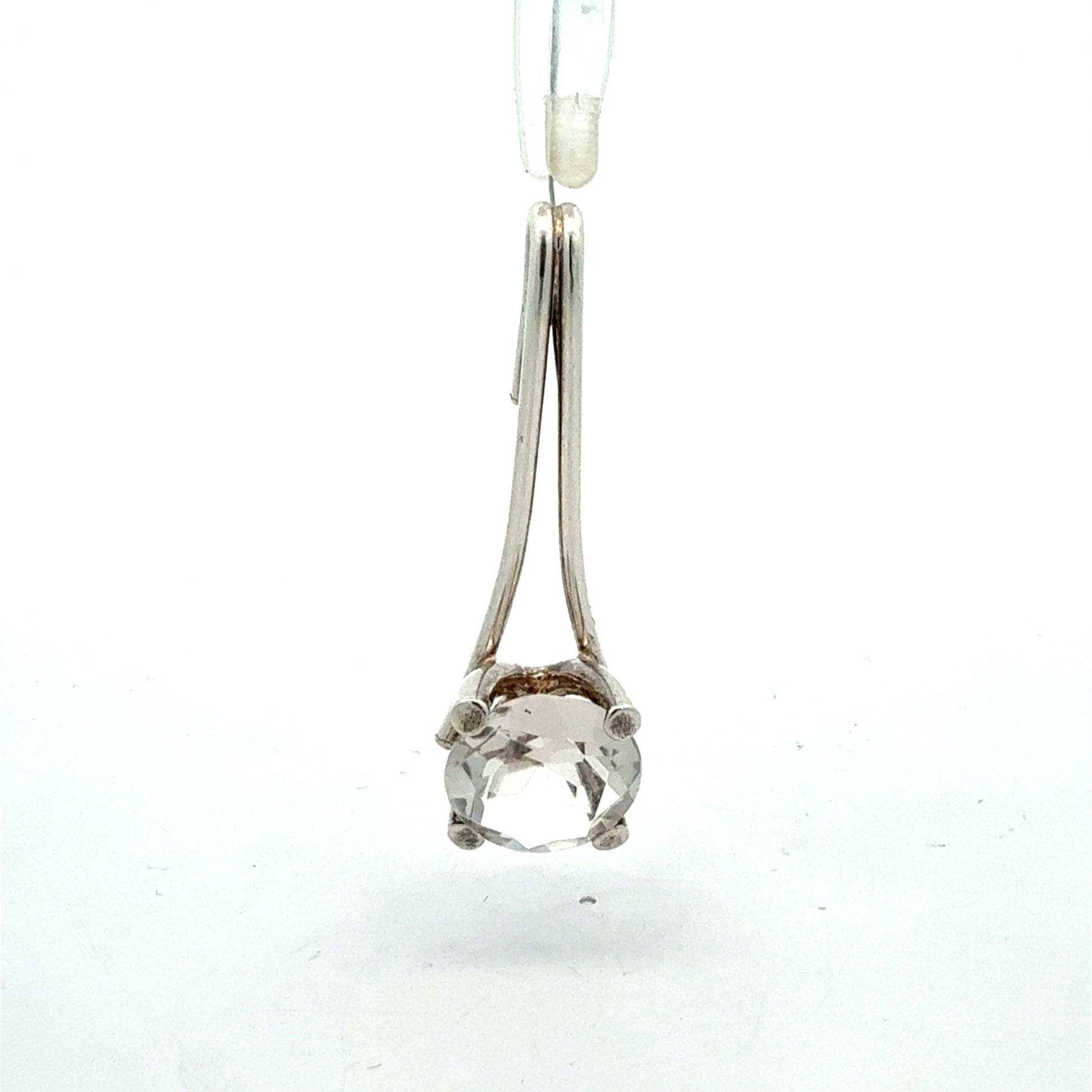 925er Silberanhänger mit Zirkonia-Stein - Detailansicht des funkelnden Steins