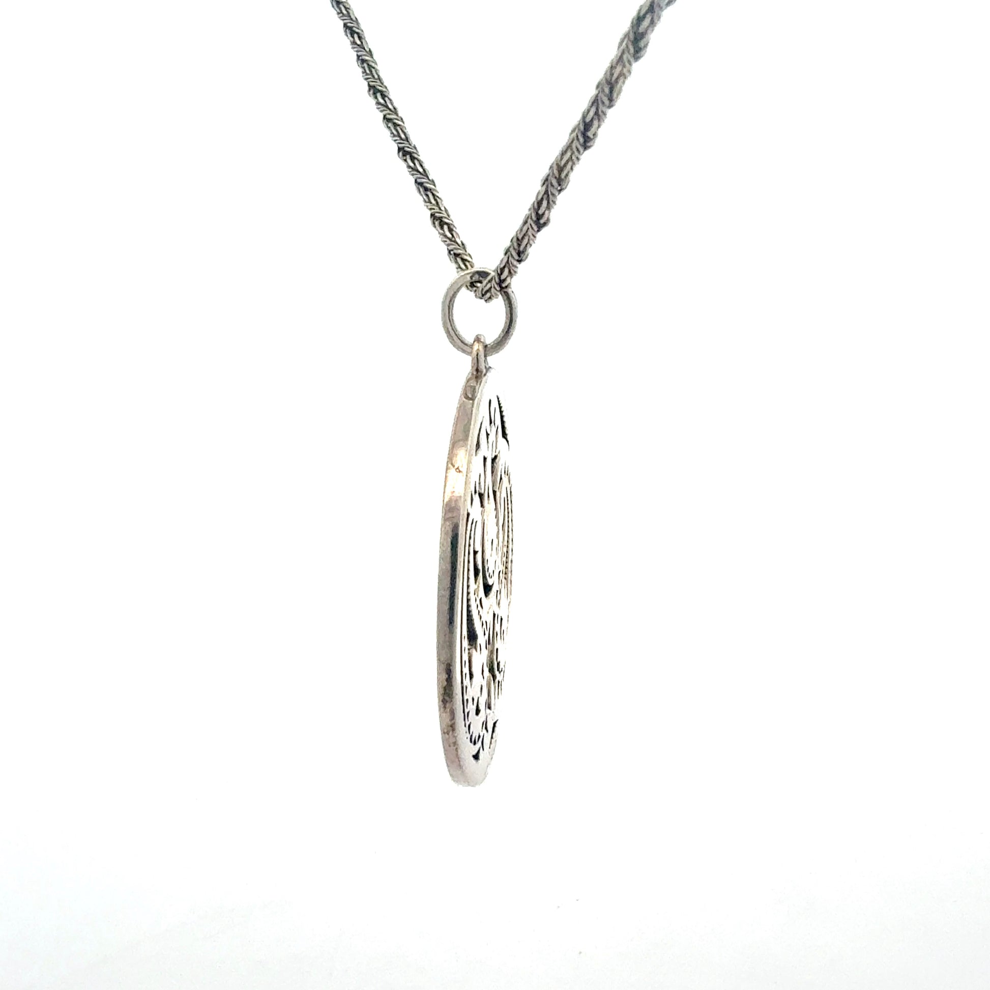 Elegante Silberkette 112 cm mit schwarzem Glasstein-Anhänger - Seitenansicht