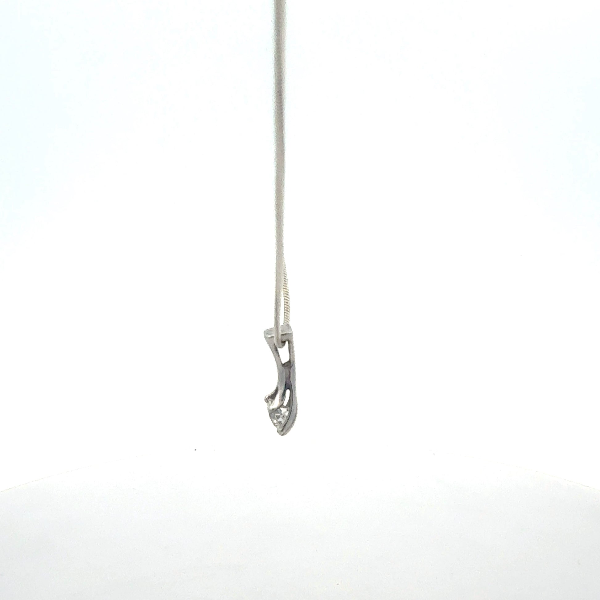 925er Silber Kette mit funkelndem Zirkonia-Stein - Nahaufnahme Seitenansicht