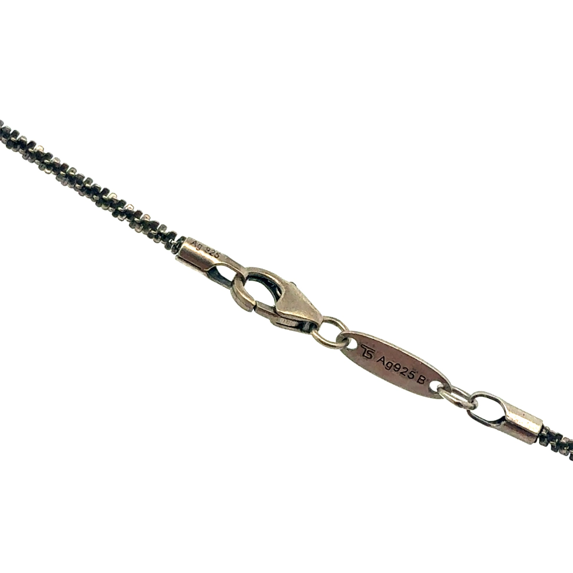 Nahaufnahme des roten Granat-Edelsteins in Silberfassung Verschluss mit Stempel