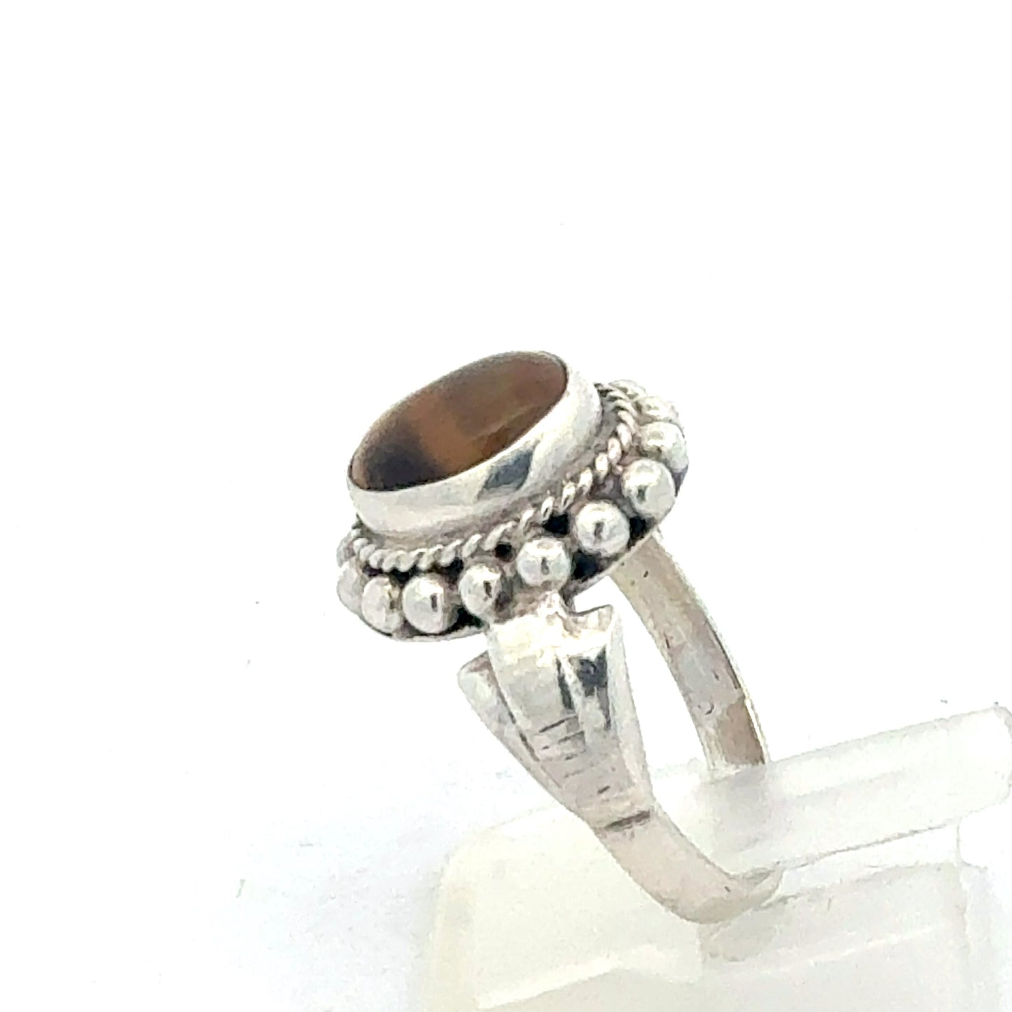 Seitenansicht des Silberrings mit Tigerauge - Details der Ringschiene erkennbar