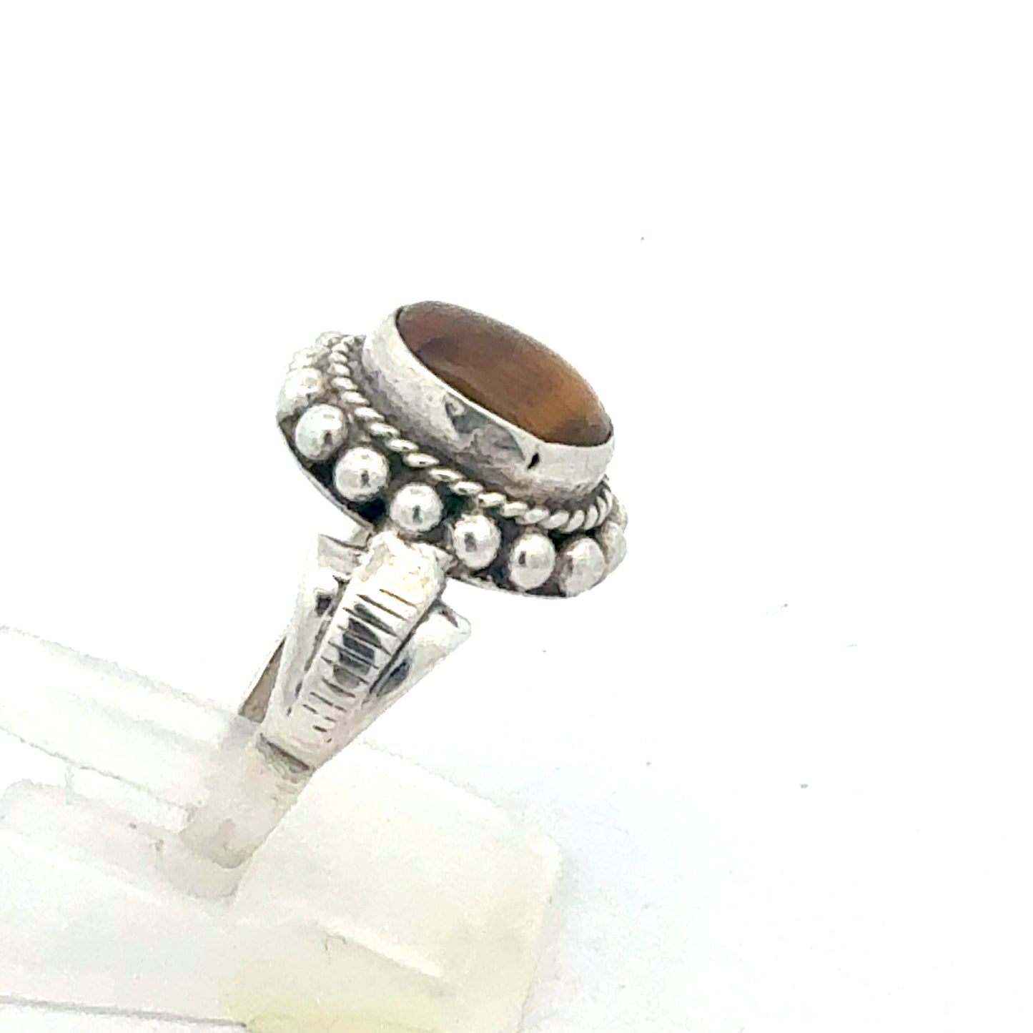 Seitenansicht des Silberrings mit Tigerauge - Details der Ringschiene erkennbar