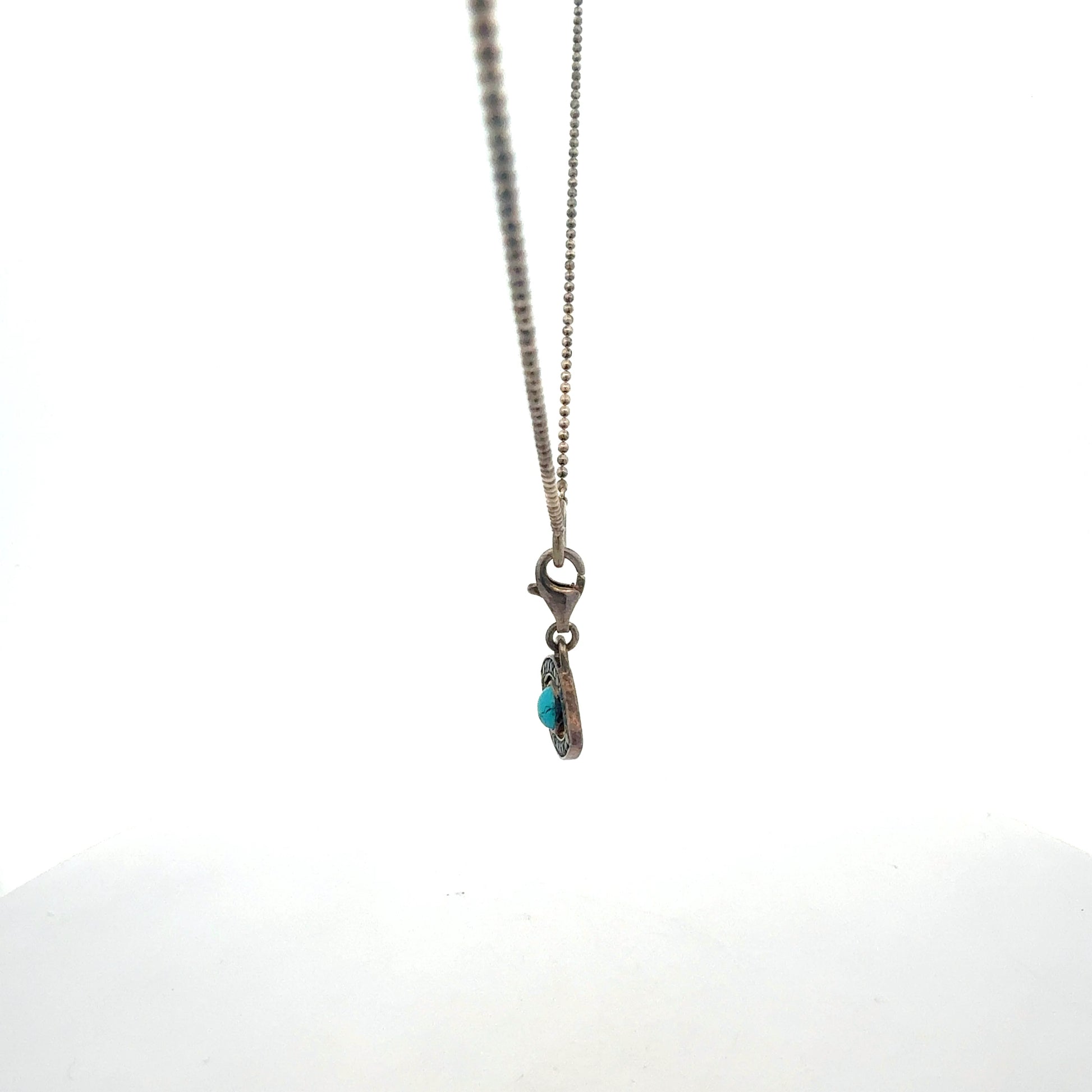 Silberkette mit Auge-Symbol, seitliche Ansicht