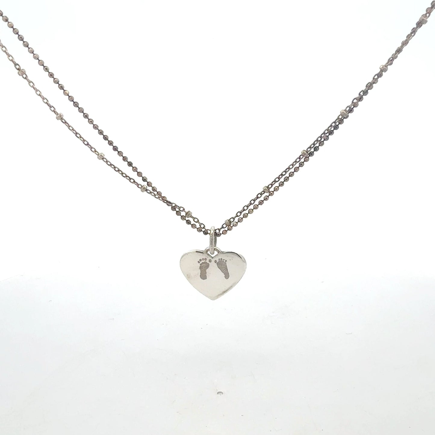 Detailansicht Herz-Anhänger mit Fuß-Motiv aus 925 Silber