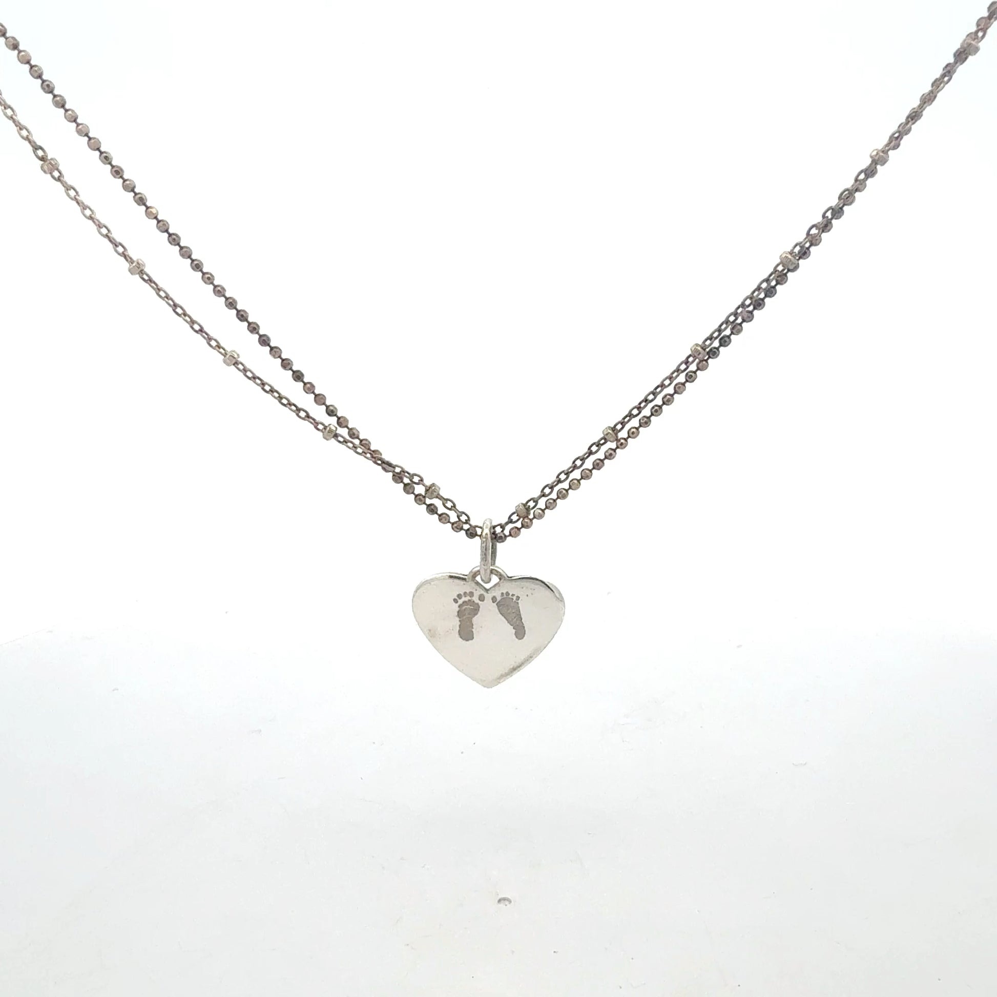 Detailansicht Herz-Anhänger mit Fuß-Motiv aus 925 Silber