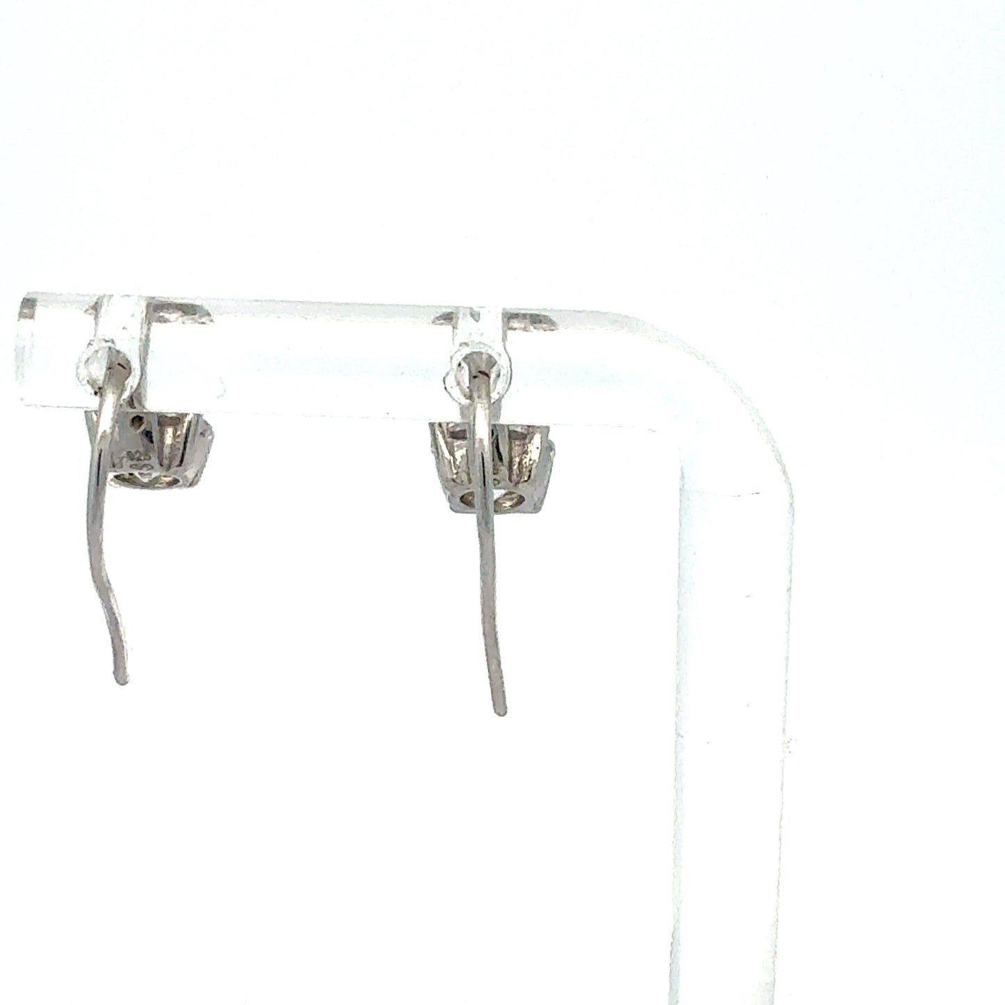 Silber-Ohrringe mit Zirkonia-Hänger – Nahaufnahme des Verschlusses und Details