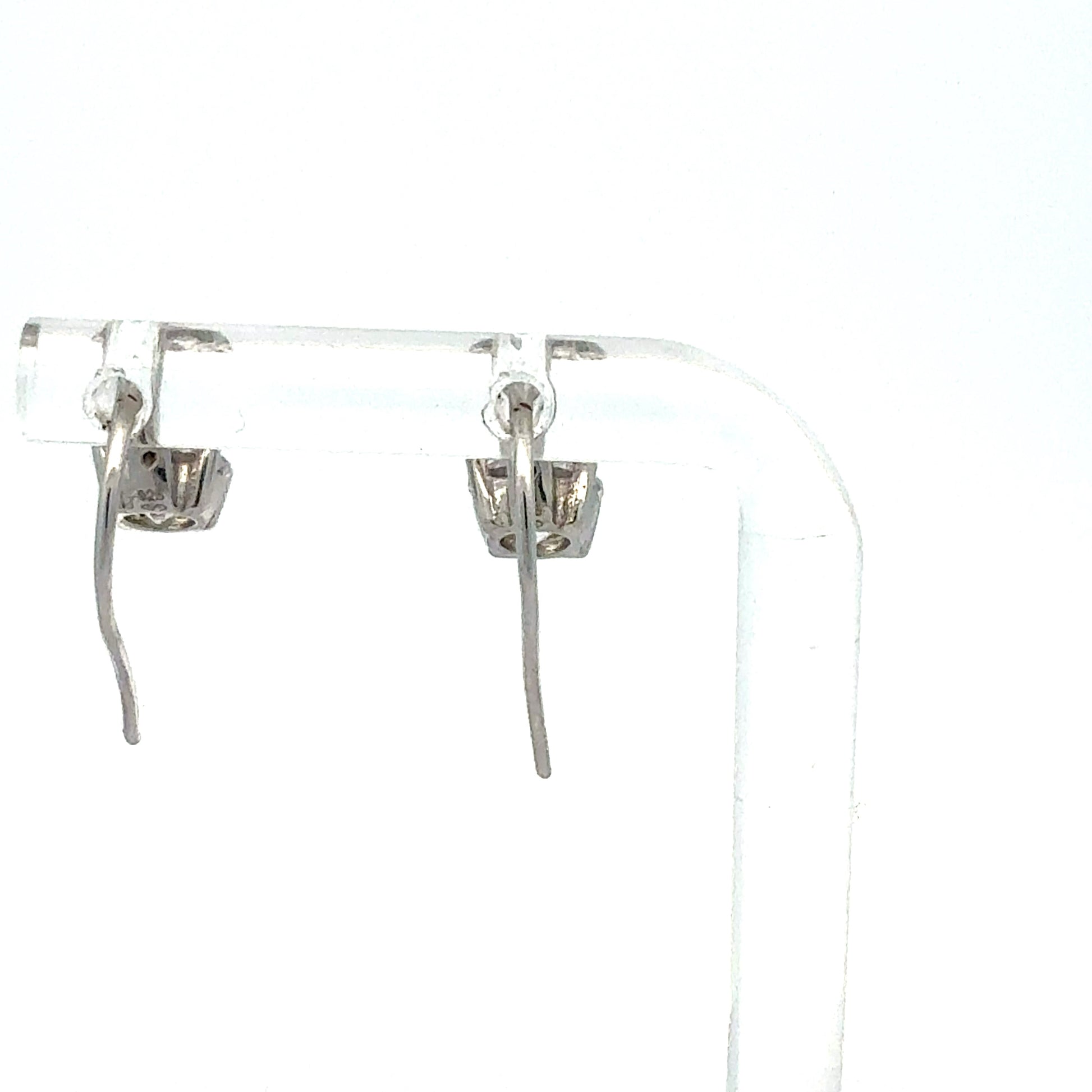 Silber-Ohrringe mit Zirkonia-Hänger – Nahaufnahme des Verschlusses und Details