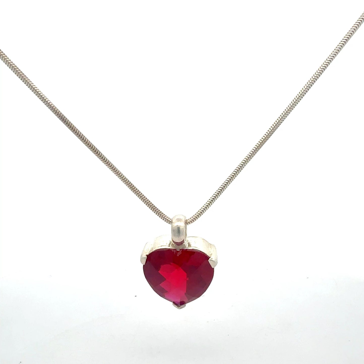 Herzanhänger aus 925 Sterlingsilber mit rotem Stein Detailansicht