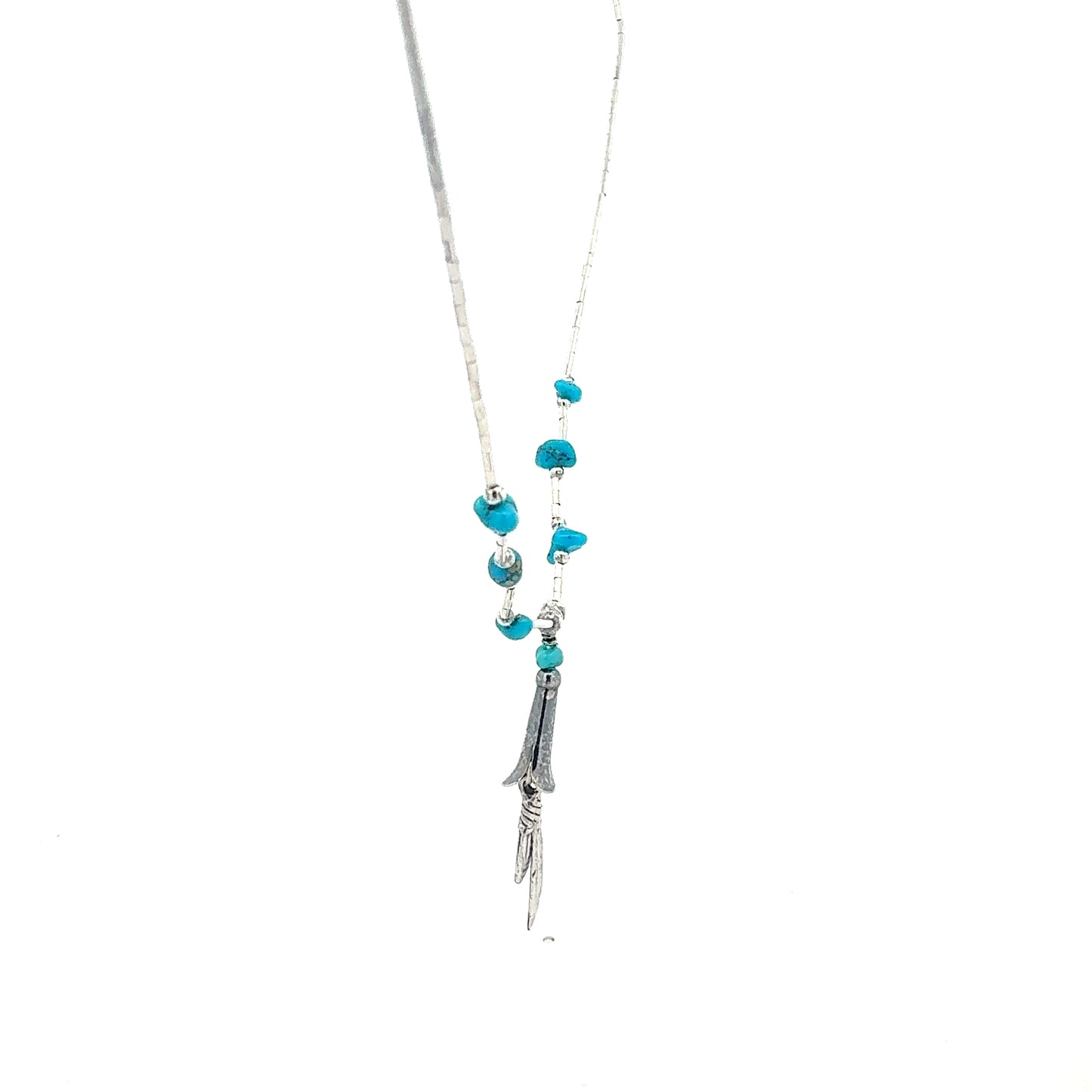 Nahaufnahme der Federn-Anhänger mit blauen Steinen