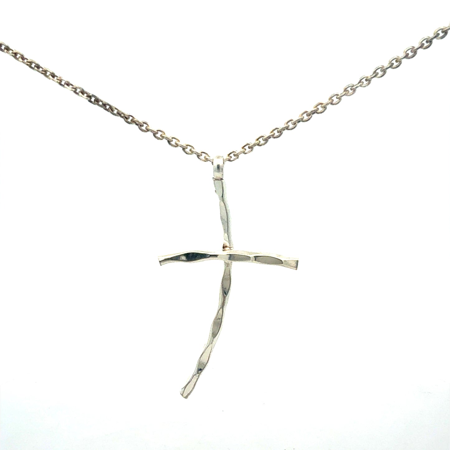 Silberkette 925 mit Kreuzanhänger 45 cm Länge auf weißem Hintergrund

