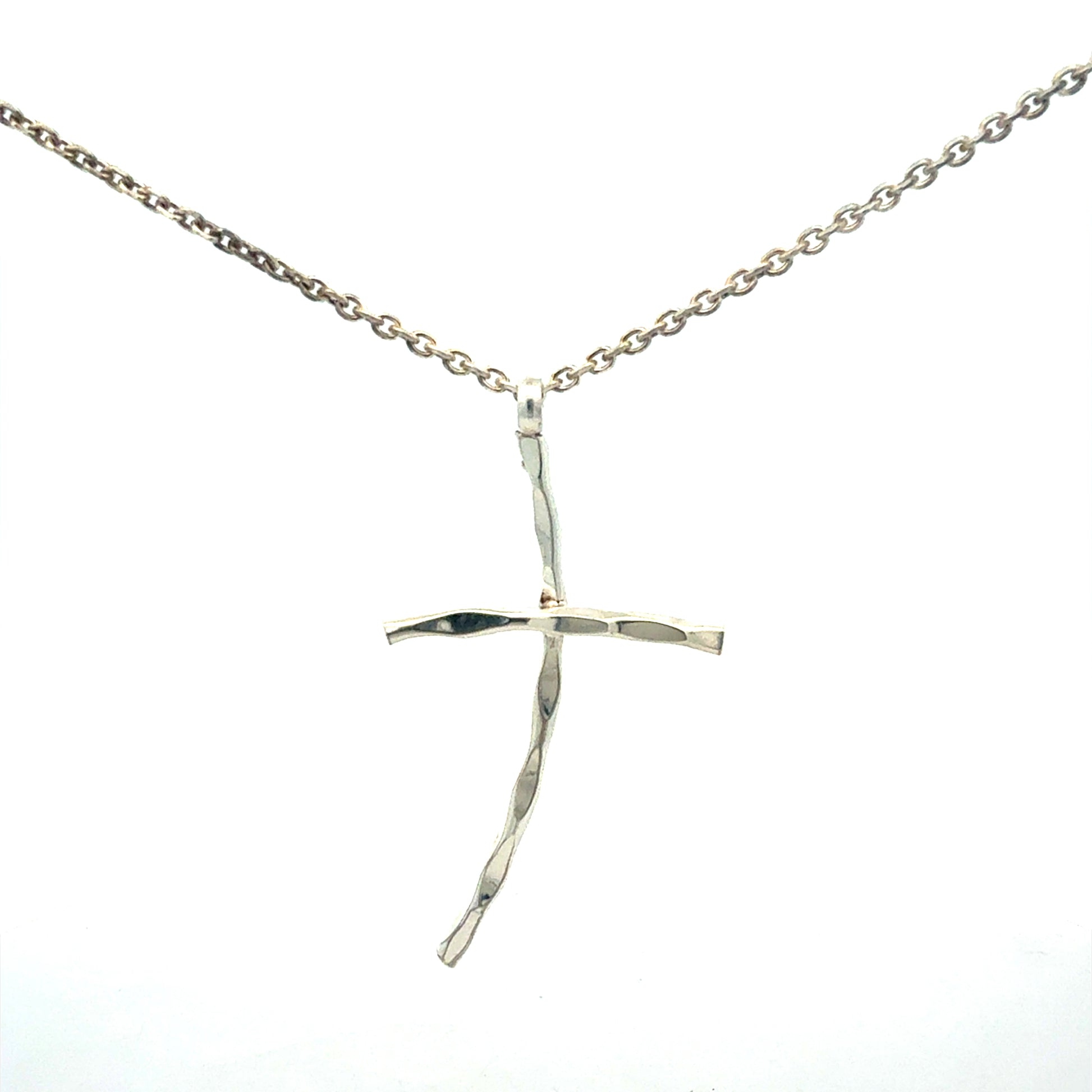 Silberkette 925 mit Kreuzanhänger 45 cm Länge auf weißem Hintergrund
