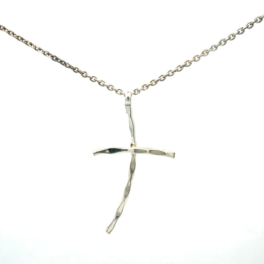 Silberkette 925 mit Kreuzanhänger 45 cm Länge auf weißem Hintergrund
