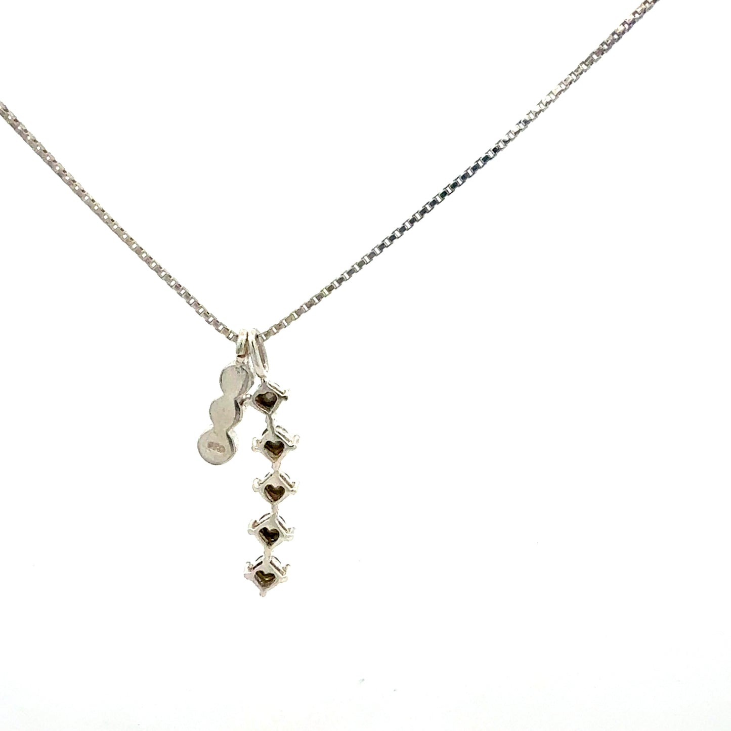 Silberkette mit bunten Steinen – Nahaufnahme der Verarbeitung mit Stempel