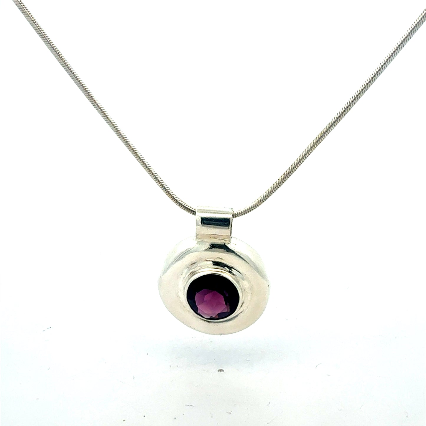 Silberkette 925 mit pinkem Stein Anhänger Nahaufnahme
