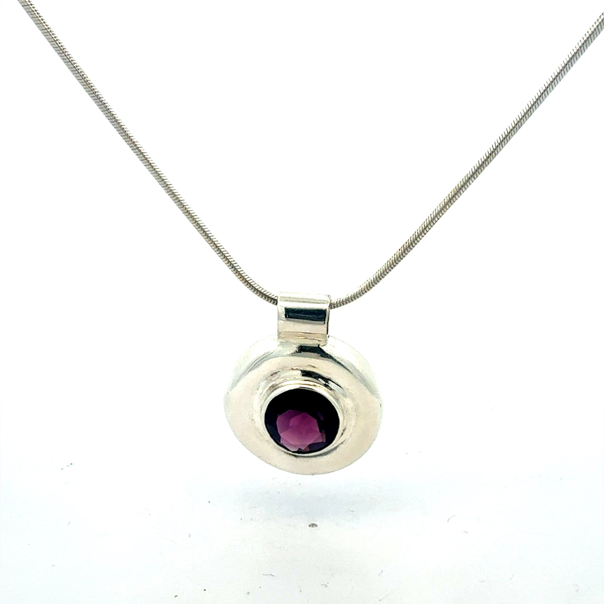 Silberkette 925 mit pinkem Stein Anhänger Nahaufnahme
